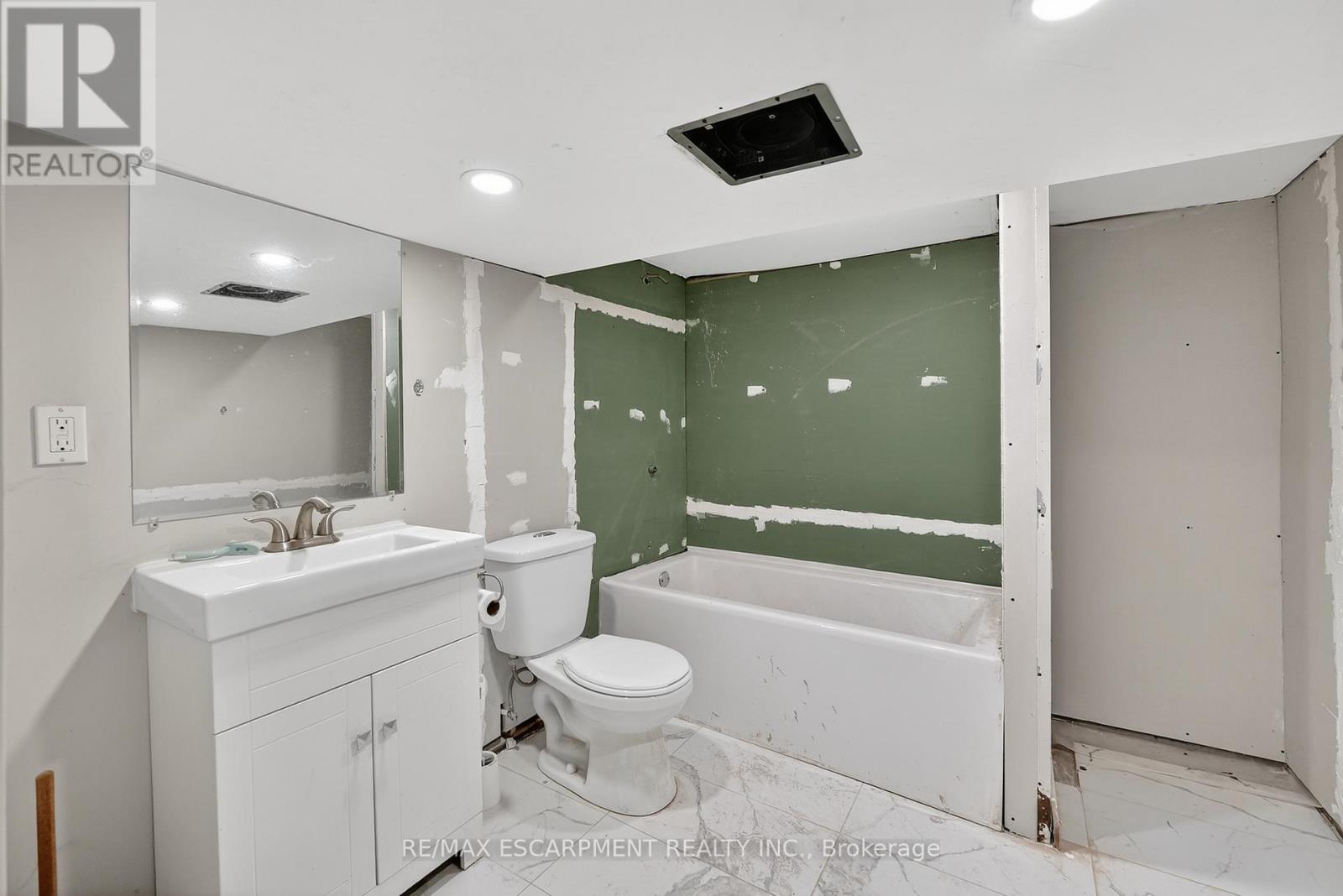 49 Allan Avenue, Hamilton, ON - Indoor Photo Showing Bathroom