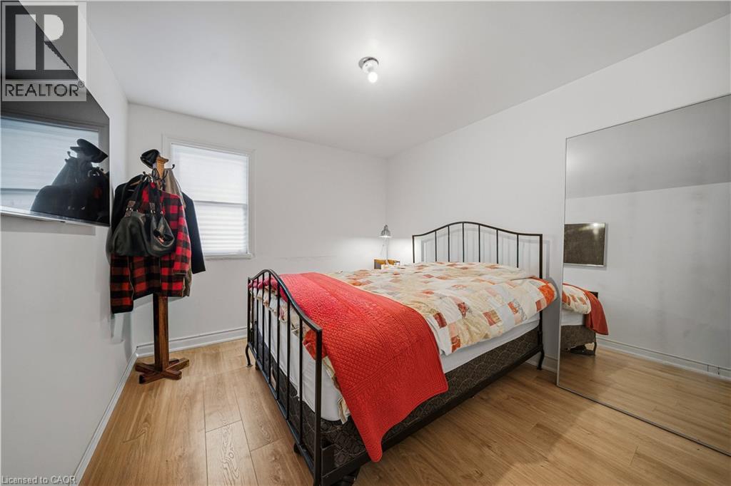 Bedroom featuring light wood-style flooring and baseboards - 276 Lakeshore Road W, Oakville, ON - Indoor Photo Showing Bedroom