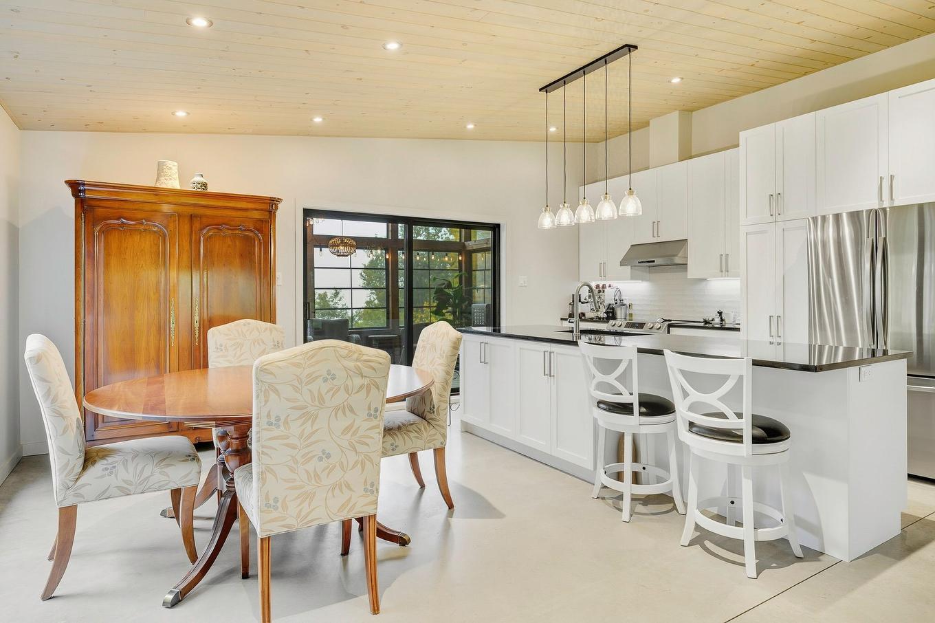 Salle à manger - 2207 Ch. Du Golf, Sainte-Lucie-Des-Laurentides, QC - Indoor Photo Showing Dining Room
