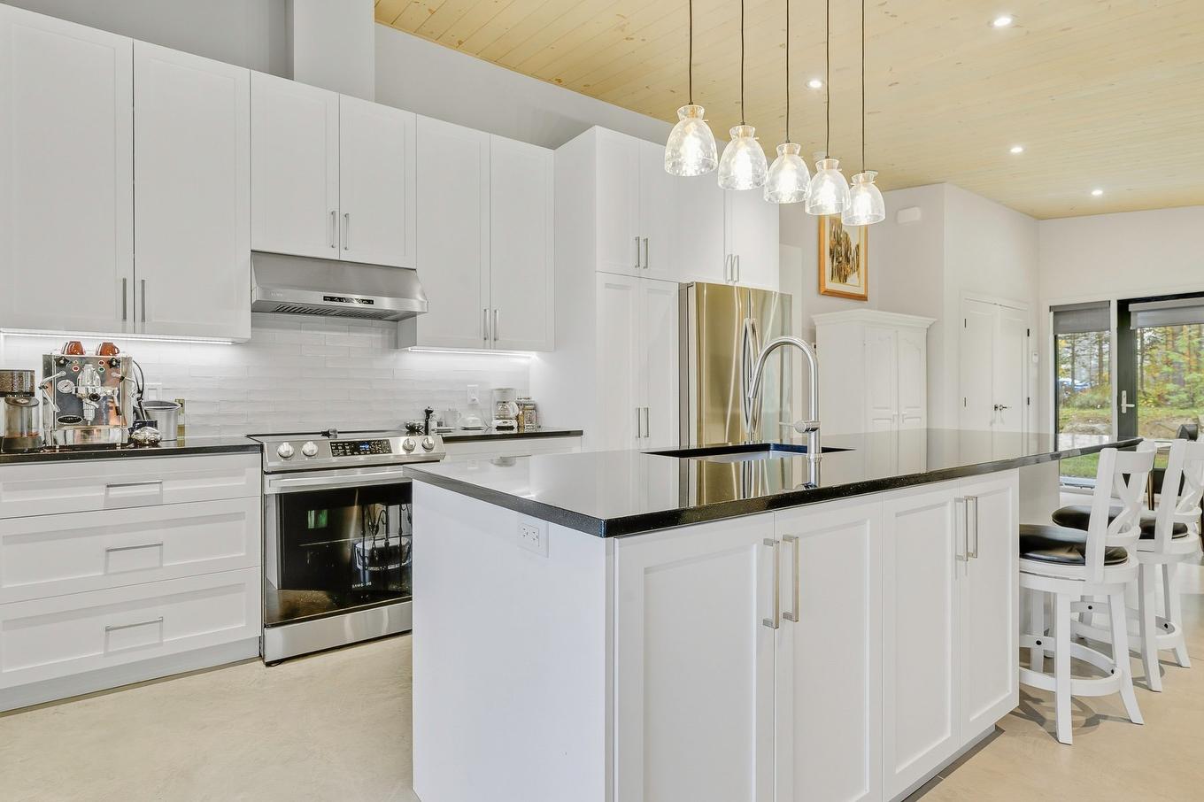 Cuisine - 2207 Ch. Du Golf, Sainte-Lucie-Des-Laurentides, QC - Indoor Photo Showing Kitchen With Upgraded Kitchen