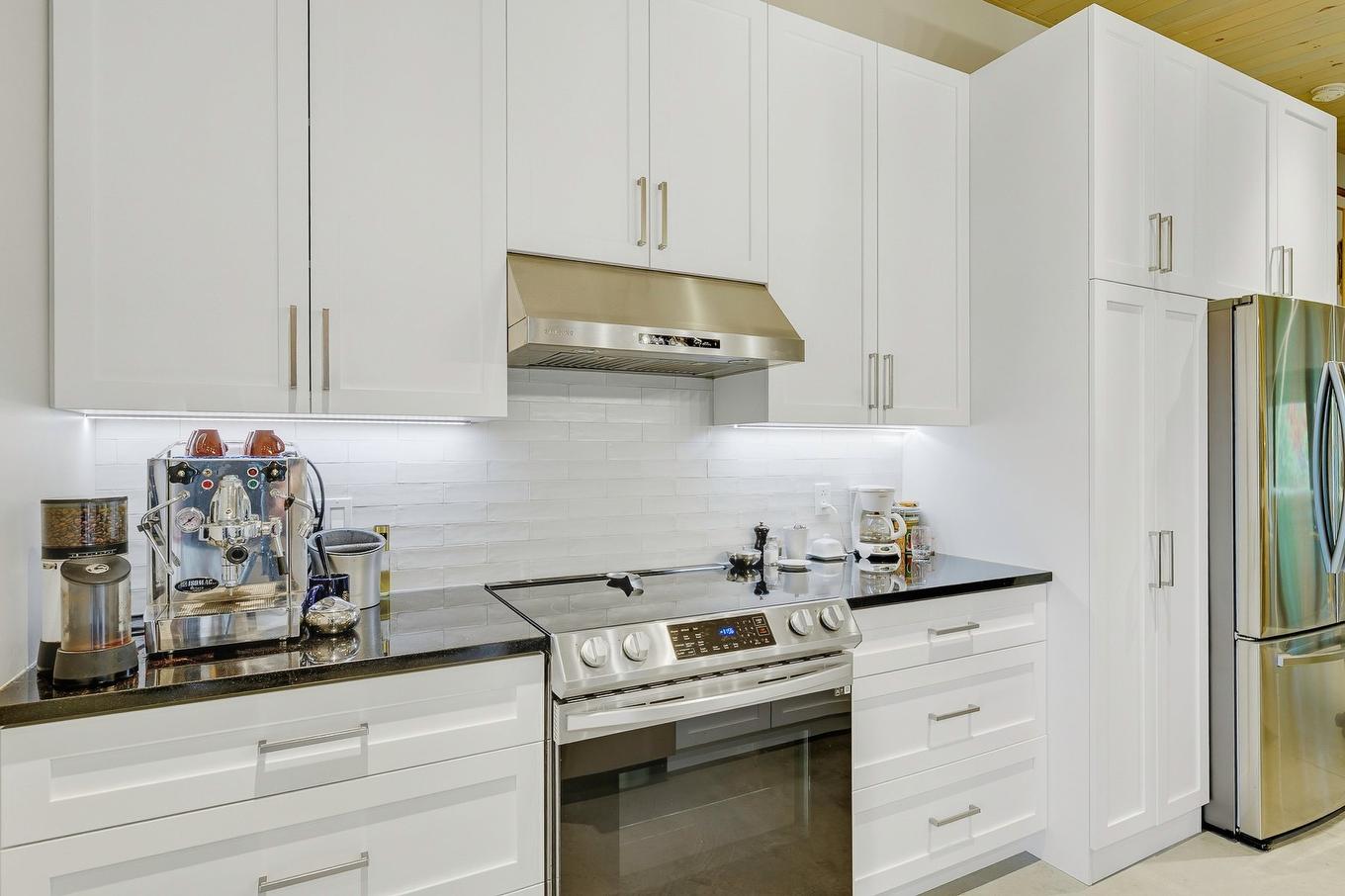 Cuisine - 2207 Ch. Du Golf, Sainte-Lucie-Des-Laurentides, QC - Indoor Photo Showing Kitchen With Upgraded Kitchen