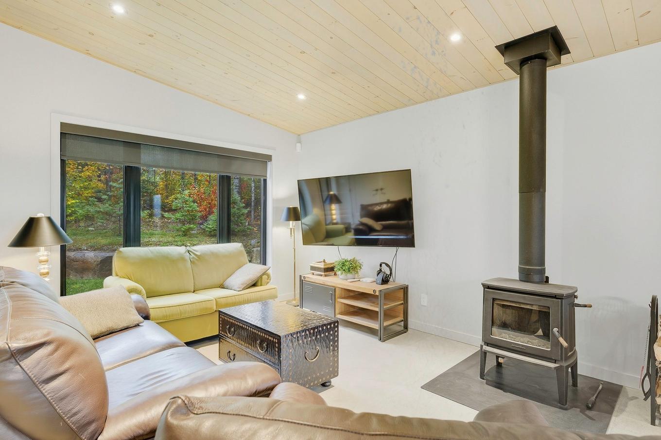 Salon - 2207 Ch. Du Golf, Sainte-Lucie-Des-Laurentides, QC - Indoor Photo Showing Living Room