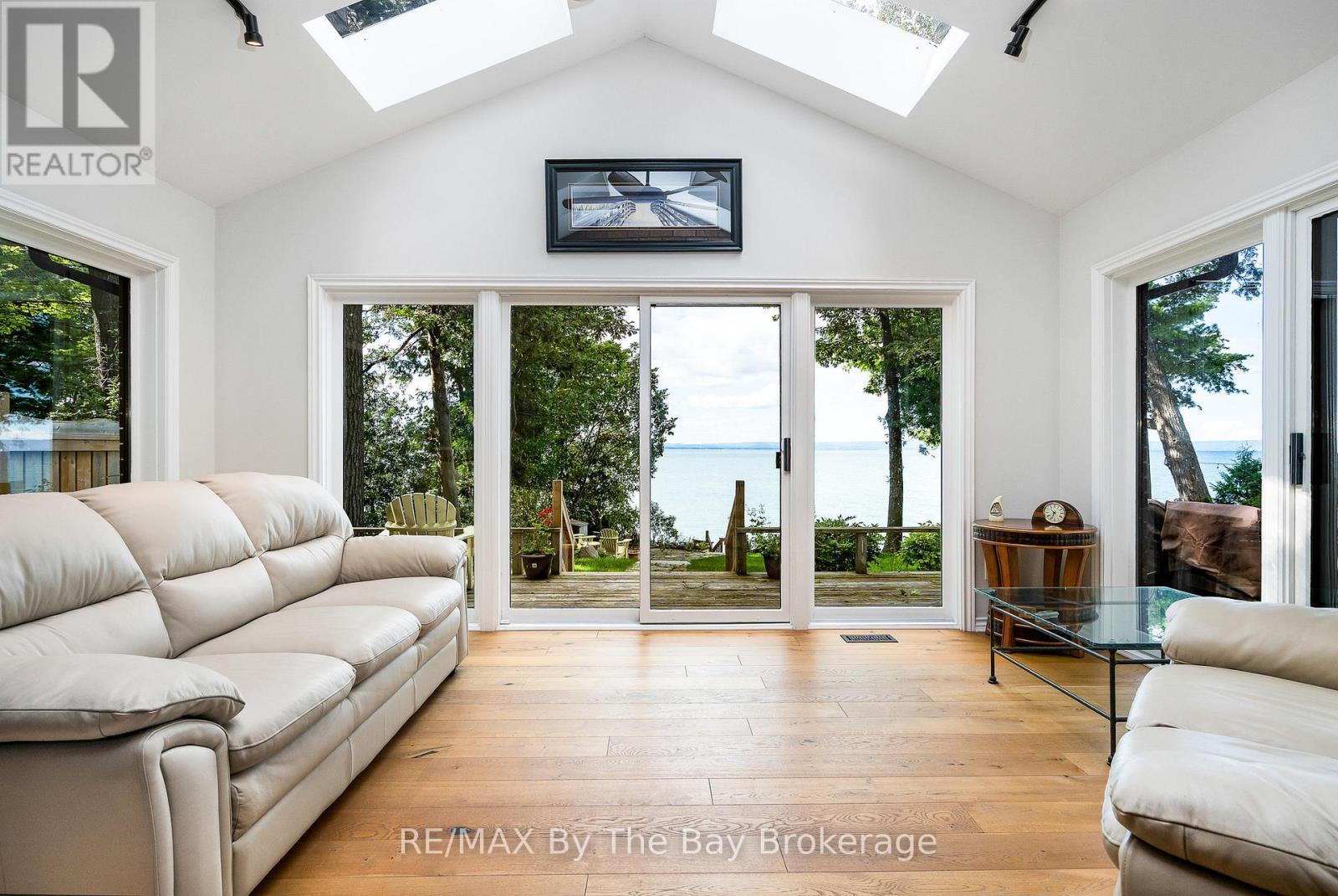 38 Willow Drive, Tiny, ON - Indoor Photo Showing Living Room