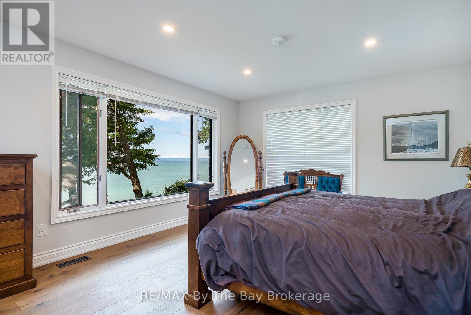 38 Willow Drive, Tiny, ON - Indoor Photo Showing Bedroom