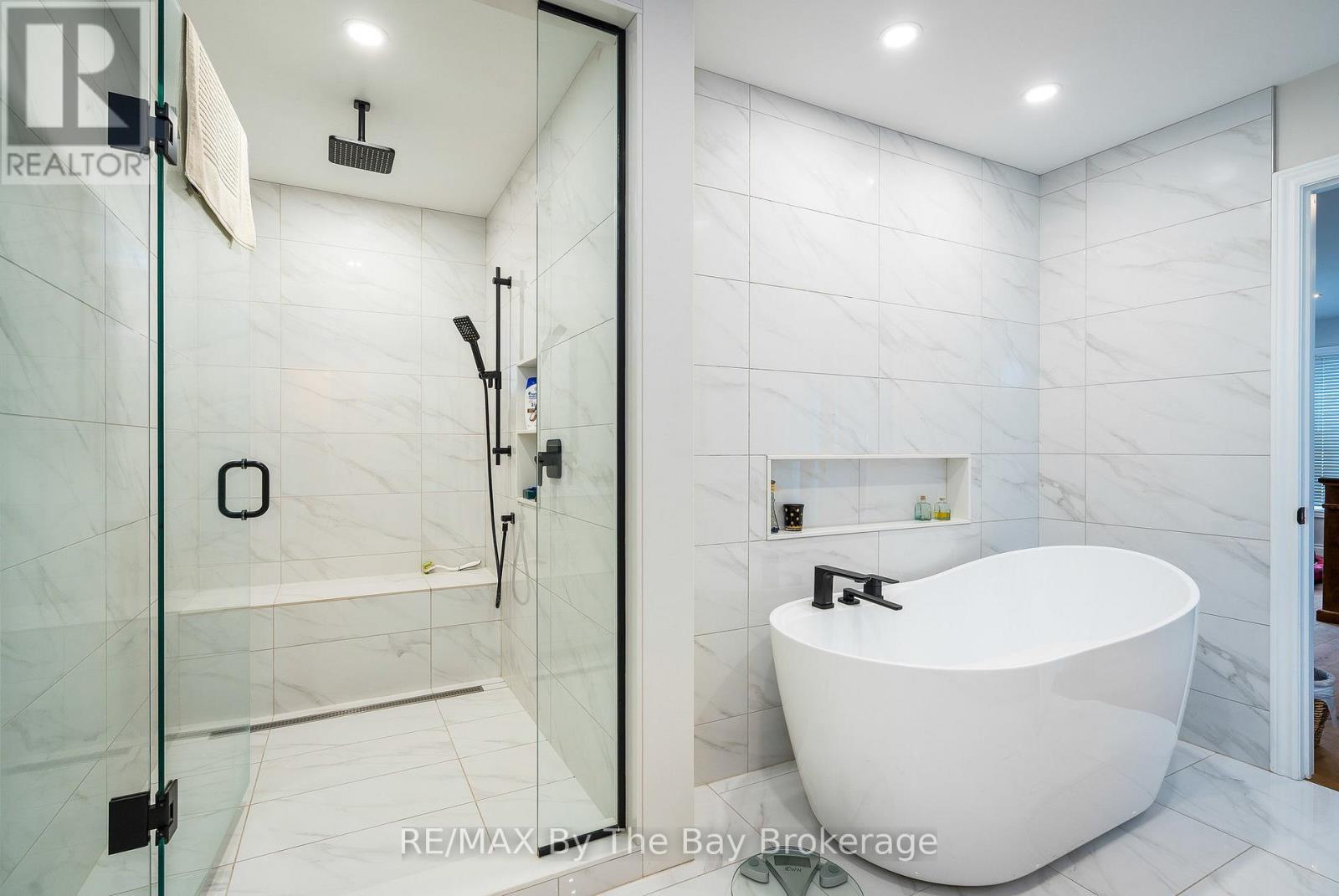 38 Willow Drive, Tiny, ON - Indoor Photo Showing Bathroom