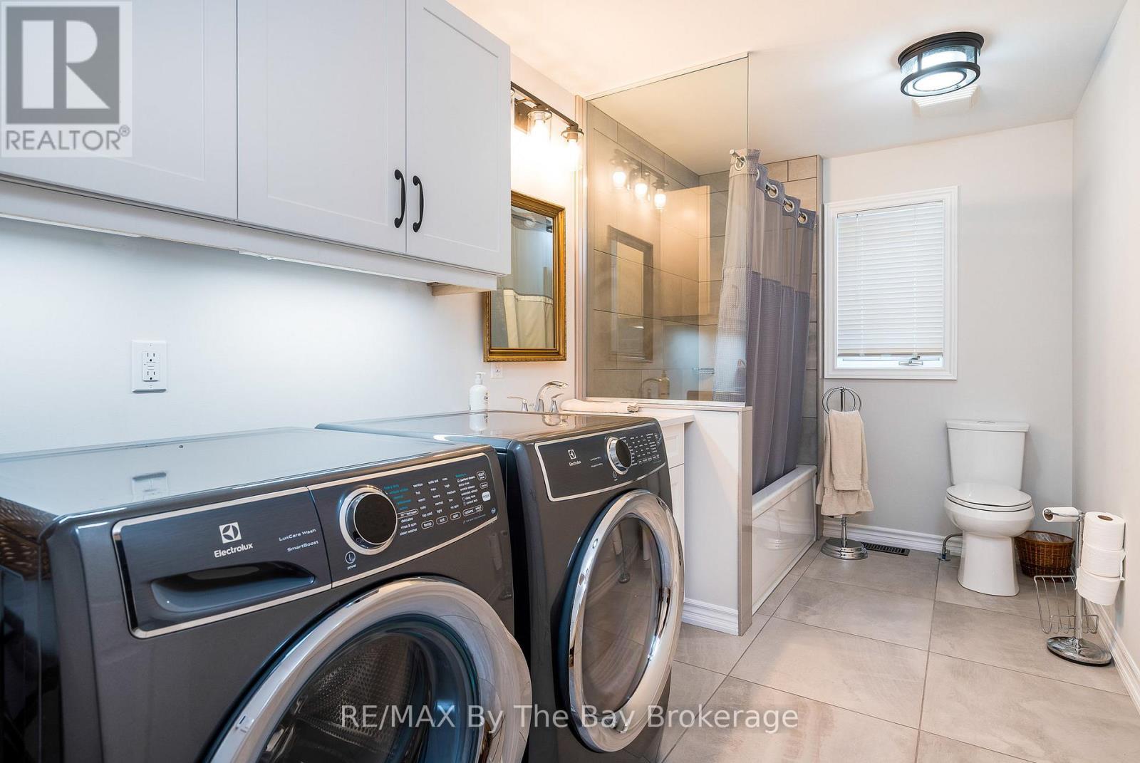 38 Willow Drive, Tiny, ON - Indoor Photo Showing Laundry Room