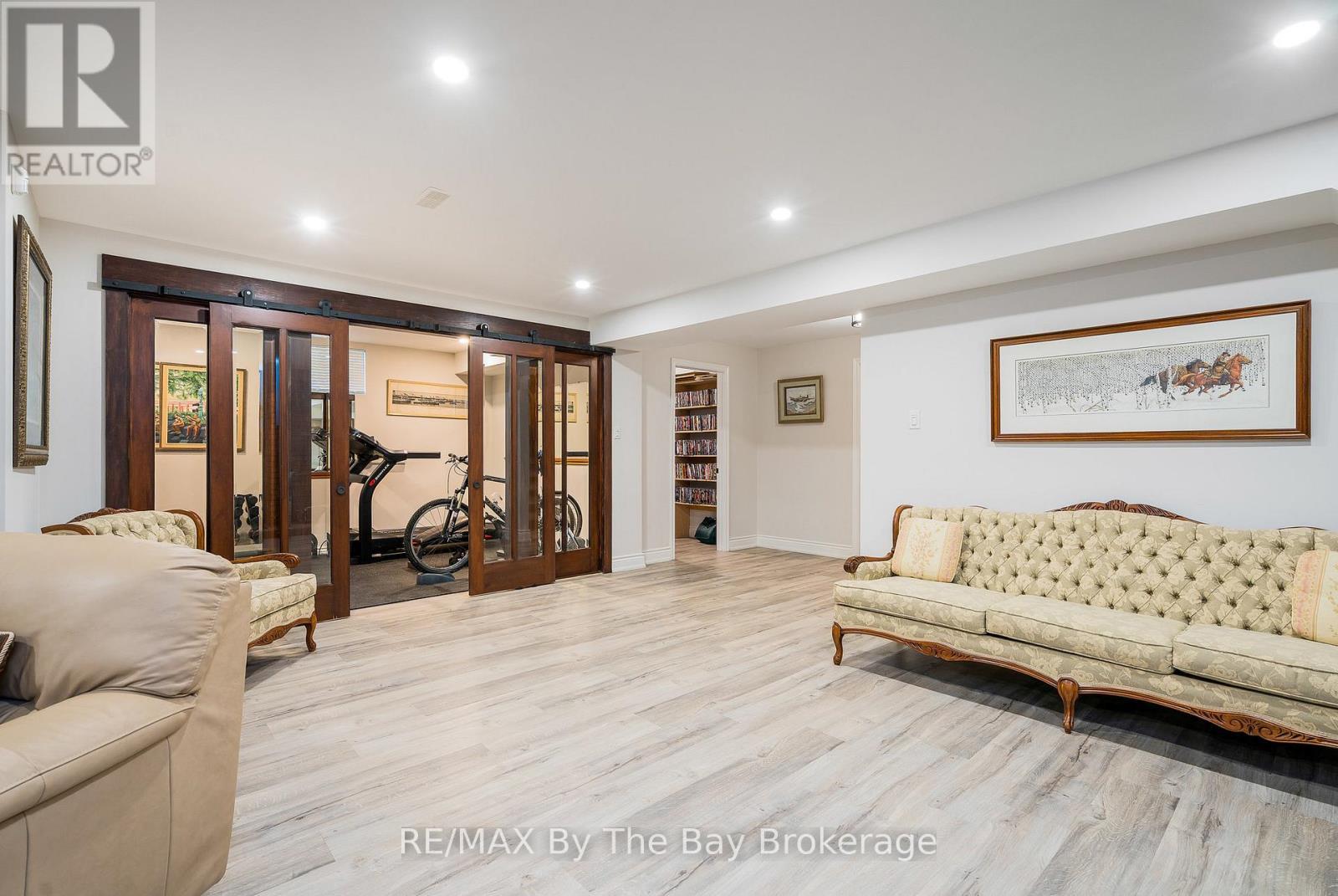 38 Willow Drive, Tiny, ON - Indoor