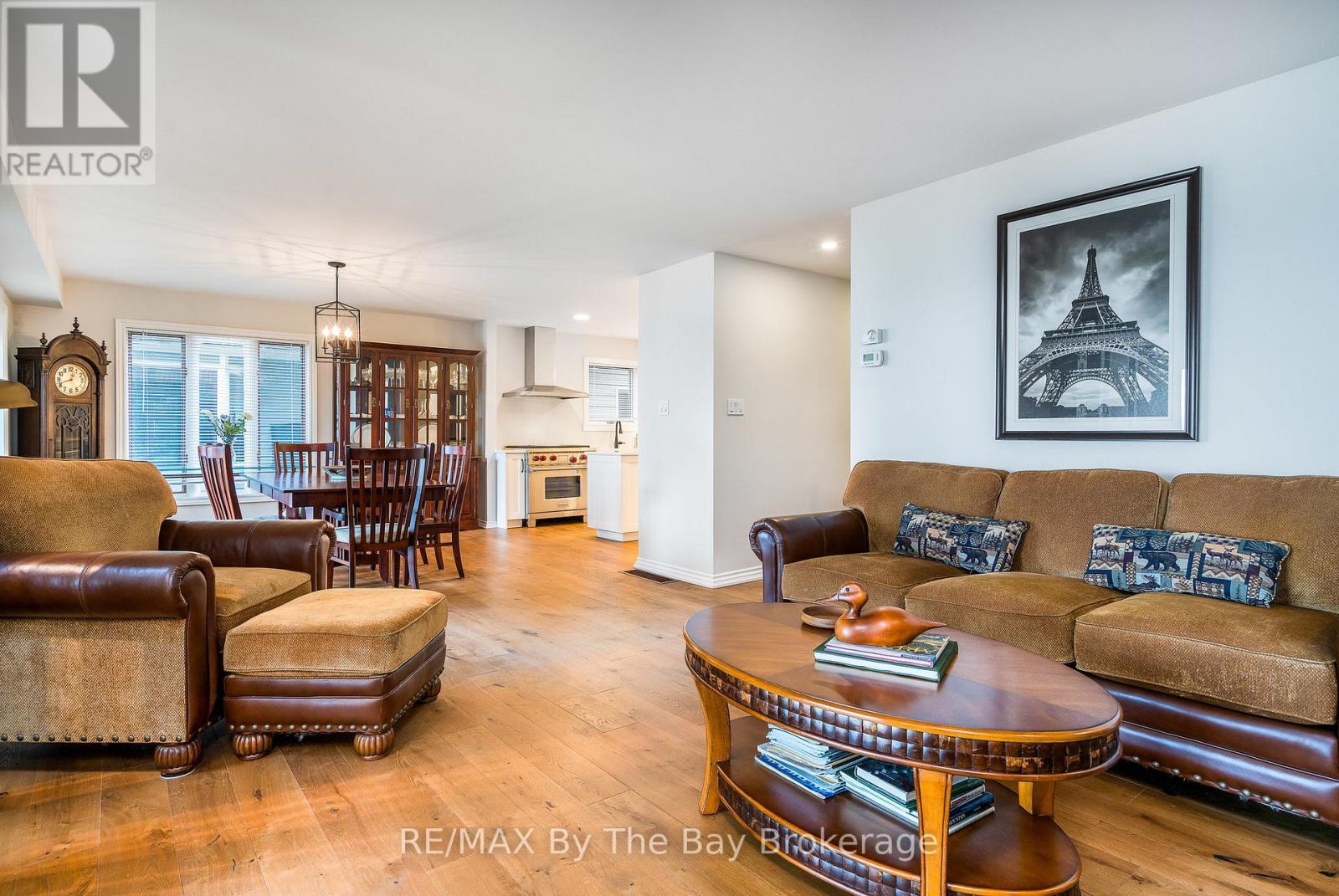 38 Willow Drive, Tiny, ON - Indoor Photo Showing Living Room