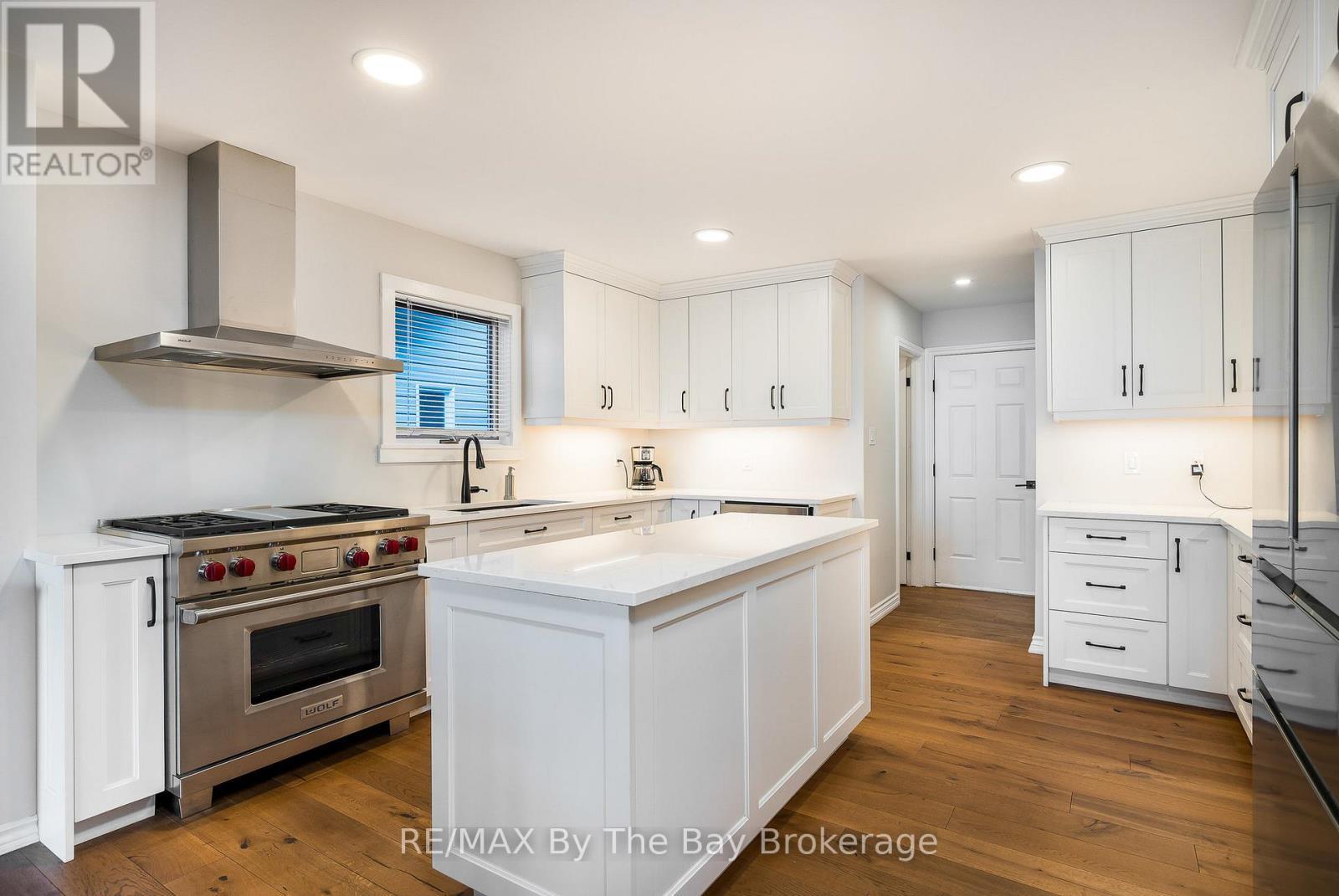 38 Willow Drive, Tiny, ON - Indoor Photo Showing Kitchen With Upgraded Kitchen