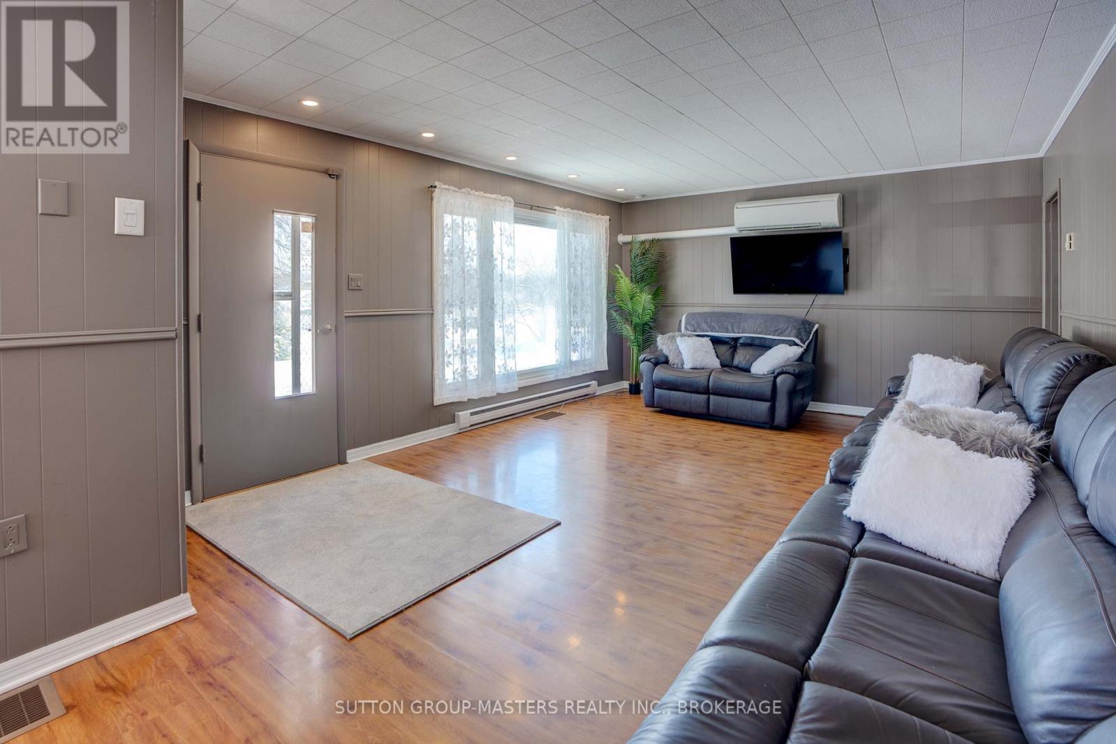 3248 Highway 32 Highway, Leeds And The Thousand Islands, ON - Indoor Photo Showing Living Room