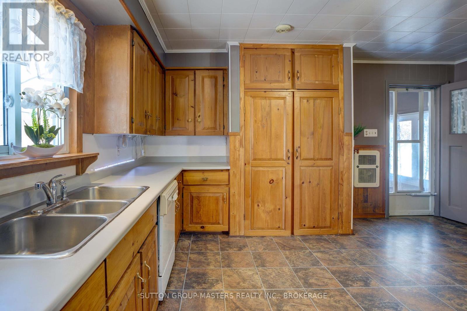 3248 Highway 32 Highway, Leeds And The Thousand Islands, ON - Indoor Photo Showing Kitchen With Double Sink