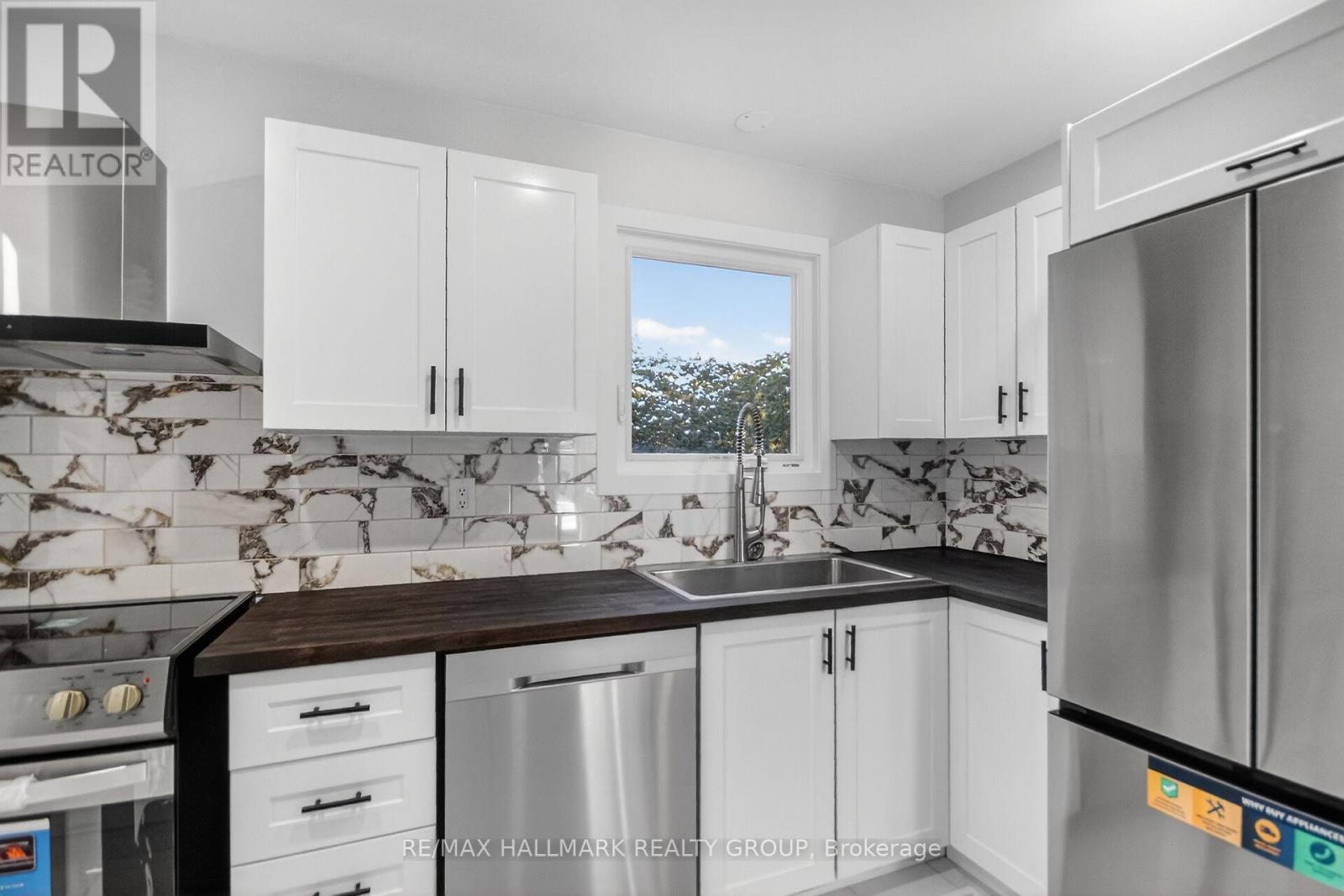 15 Scharf Lane, Ottawa, ON - Indoor Photo Showing Kitchen