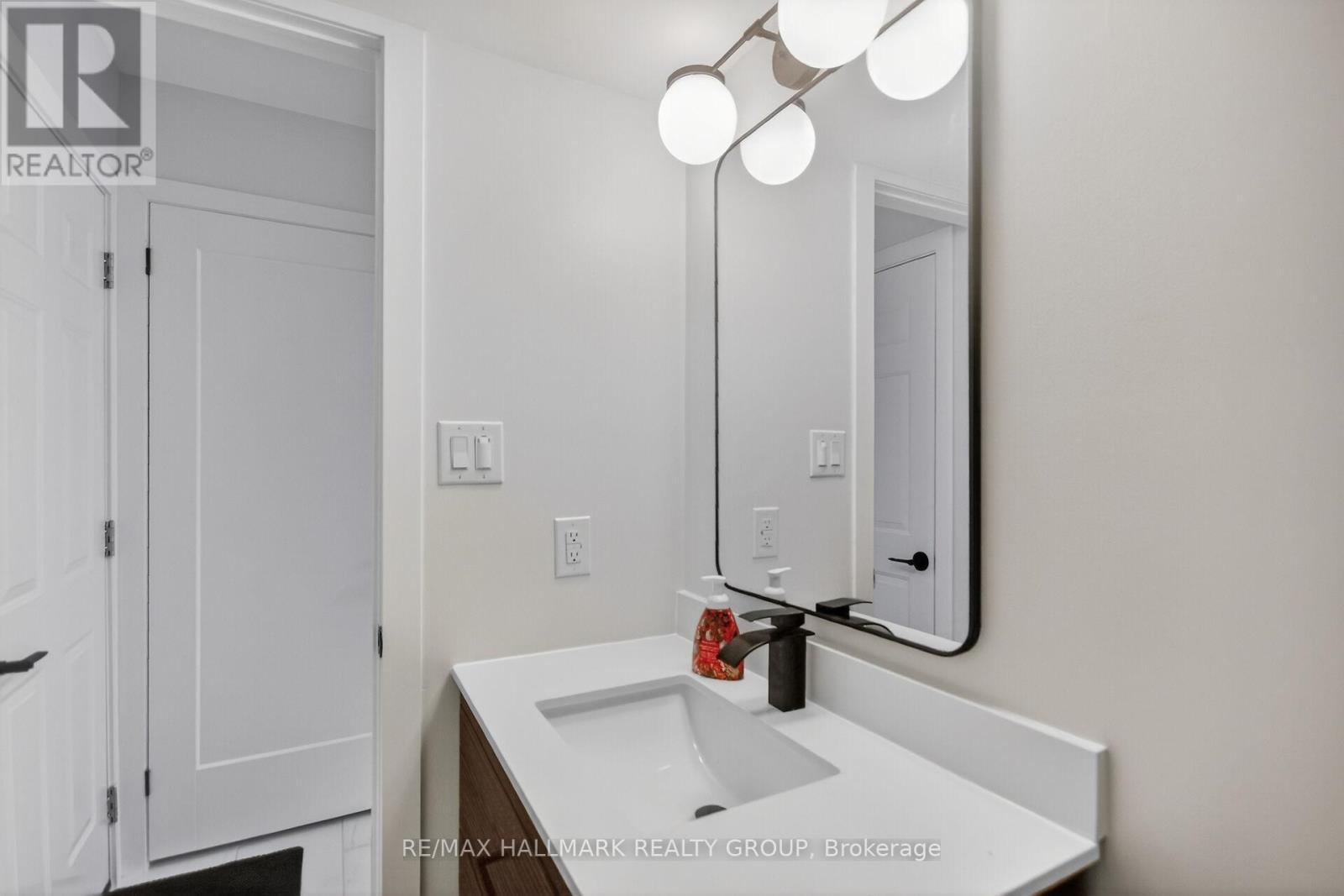 15 Scharf Lane, Ottawa, ON - Indoor Photo Showing Bathroom