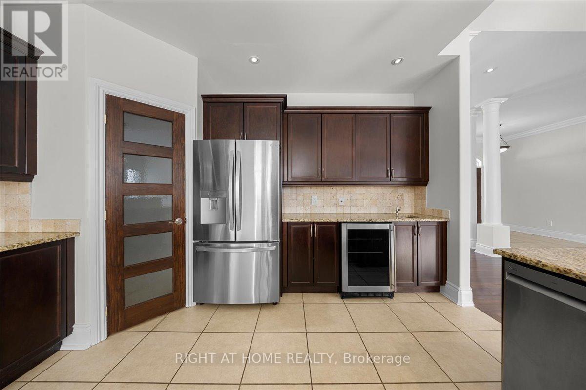 6833 Suncrest Drive, Ottawa, ON - Indoor Photo Showing Kitchen