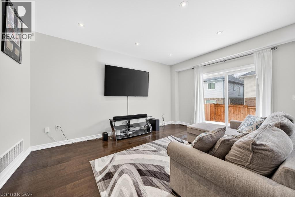 9 Starling Drive, Hamilton, ON - Indoor Photo Showing Living Room