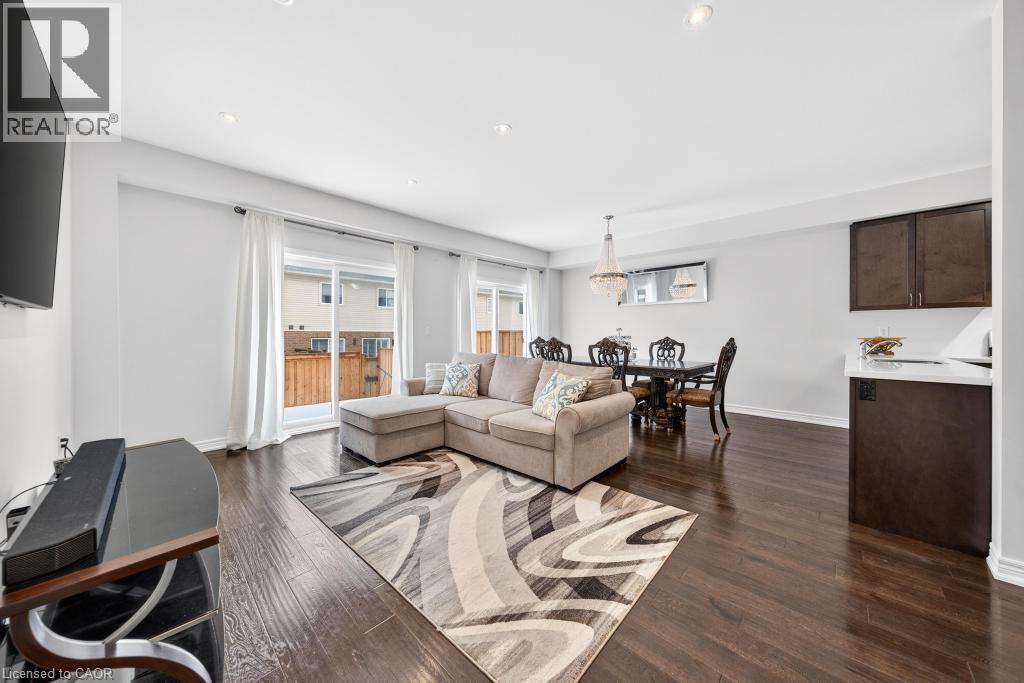 9 Starling Drive, Hamilton, ON - Indoor Photo Showing Living Room