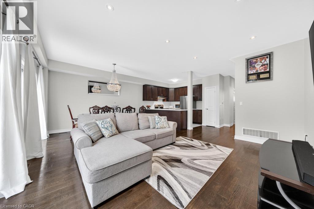 9 Starling Drive, Hamilton, ON - Indoor Photo Showing Living Room