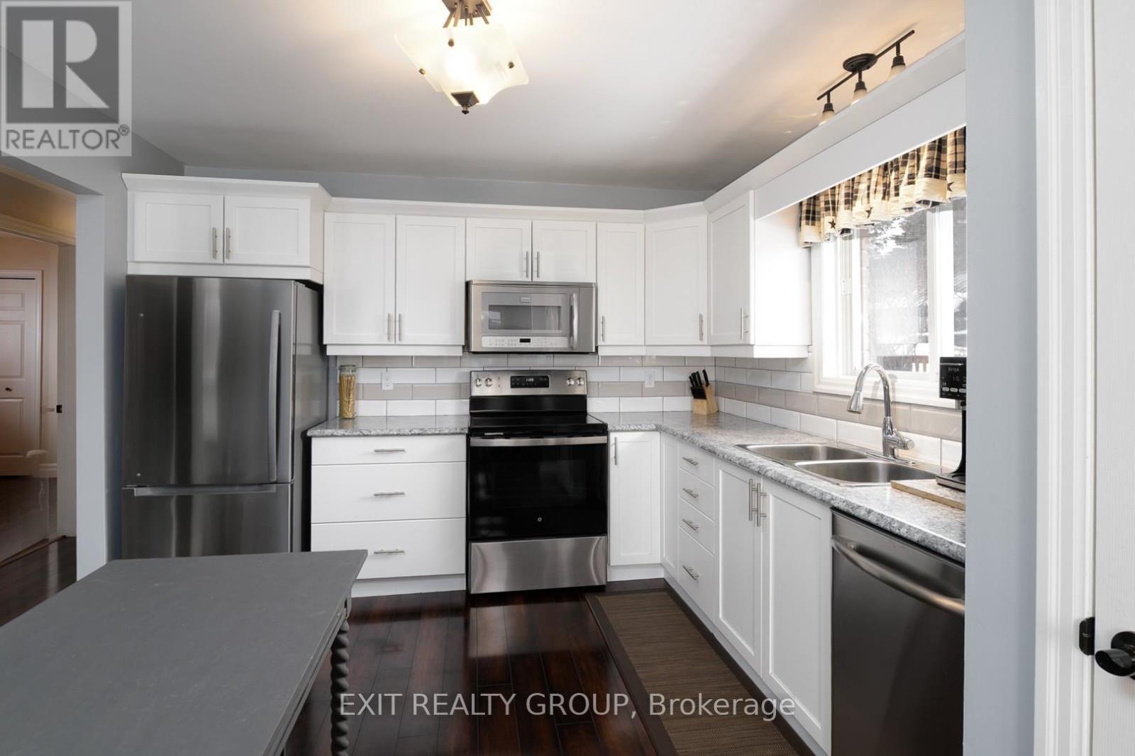18 Tanner Drive, Stirling-Rawdon (Stirling Ward), ON - Indoor Photo Showing Kitchen With Double Sink