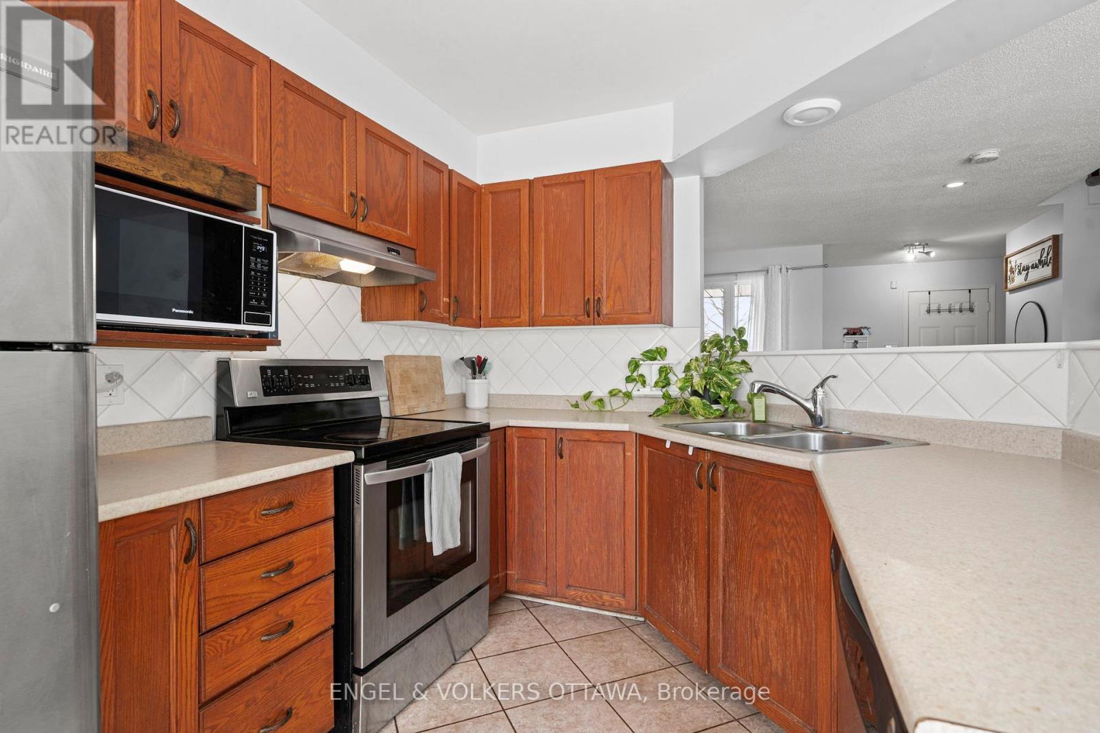 783 Nesting Way, Ottawa, ON - Indoor Photo Showing Kitchen With Double Sink