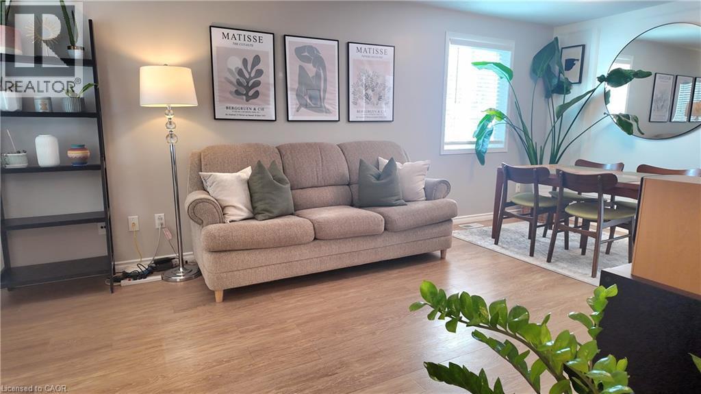 16 Ridgeway Crescent, Kitchener, ON - Indoor Photo Showing Living Room