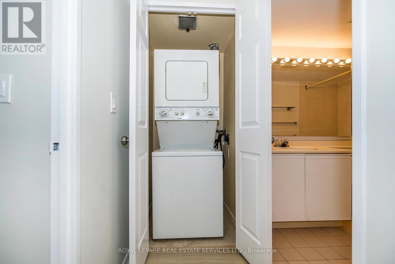 1201E - 325 Webb Drive, Mississauga, ON - Indoor Photo Showing Laundry Room