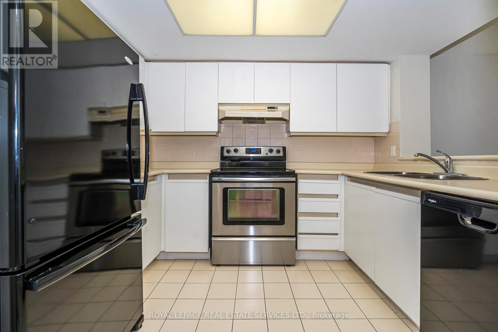 1201E - 325 Webb Drive, Mississauga, ON - Indoor Photo Showing Kitchen With Double Sink