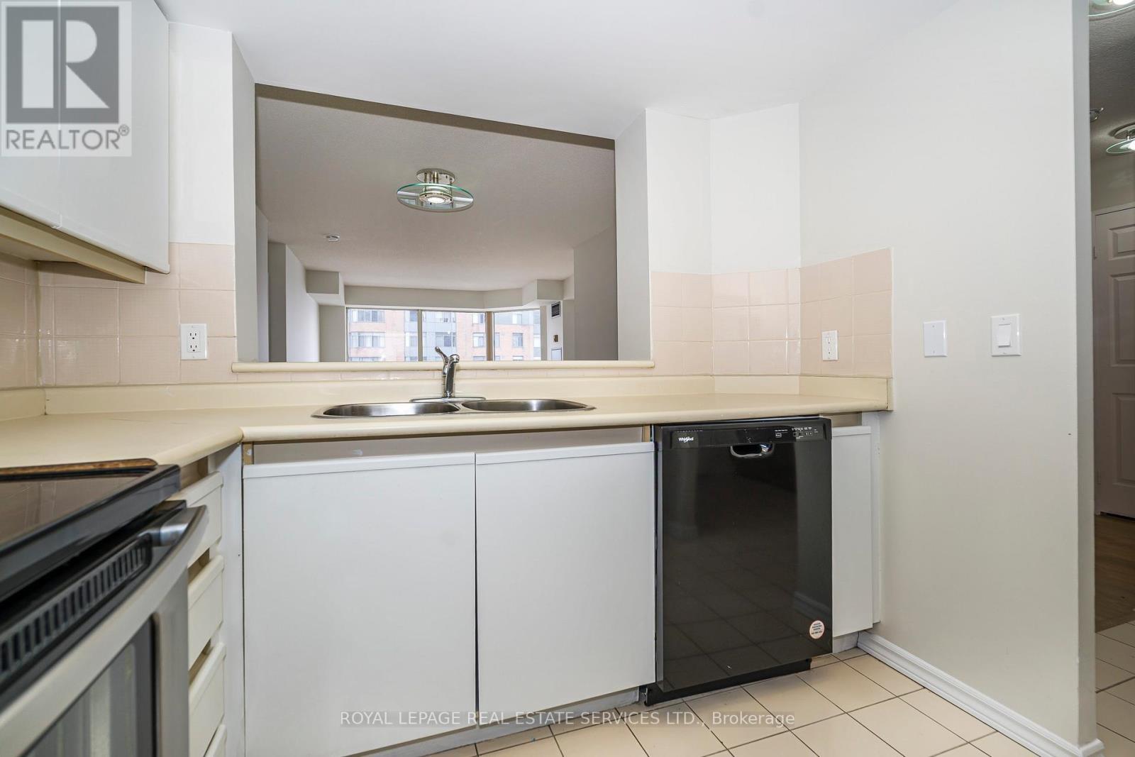 1201E - 325 Webb Drive, Mississauga, ON - Indoor Photo Showing Kitchen With Double Sink