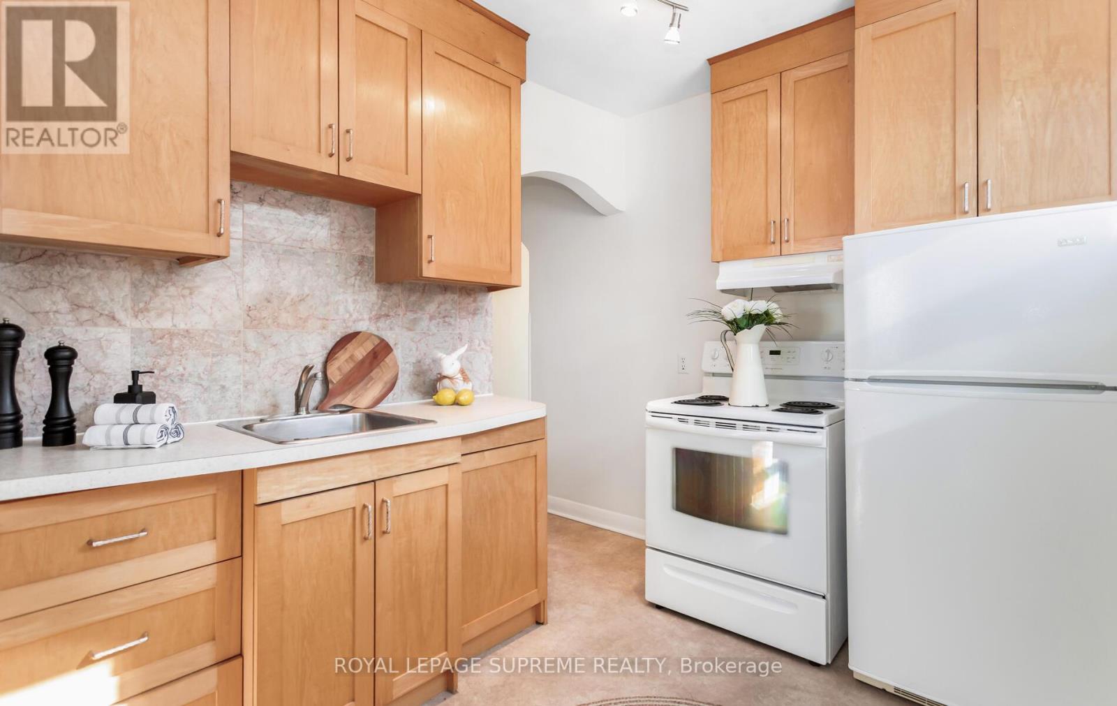14 East Drive, Toronto, ON - Indoor Photo Showing Kitchen