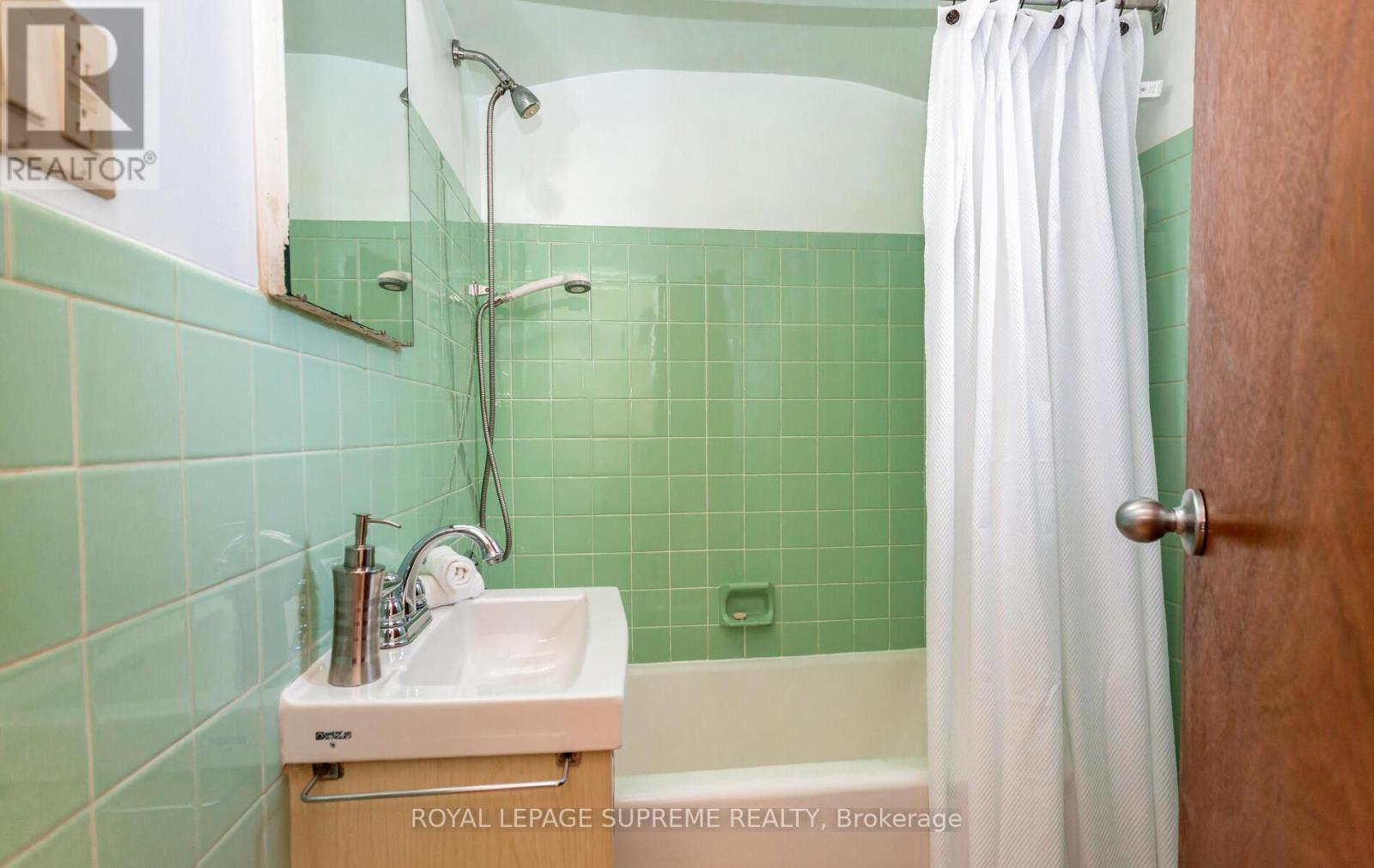 14 East Drive, Toronto, ON - Indoor Photo Showing Bathroom