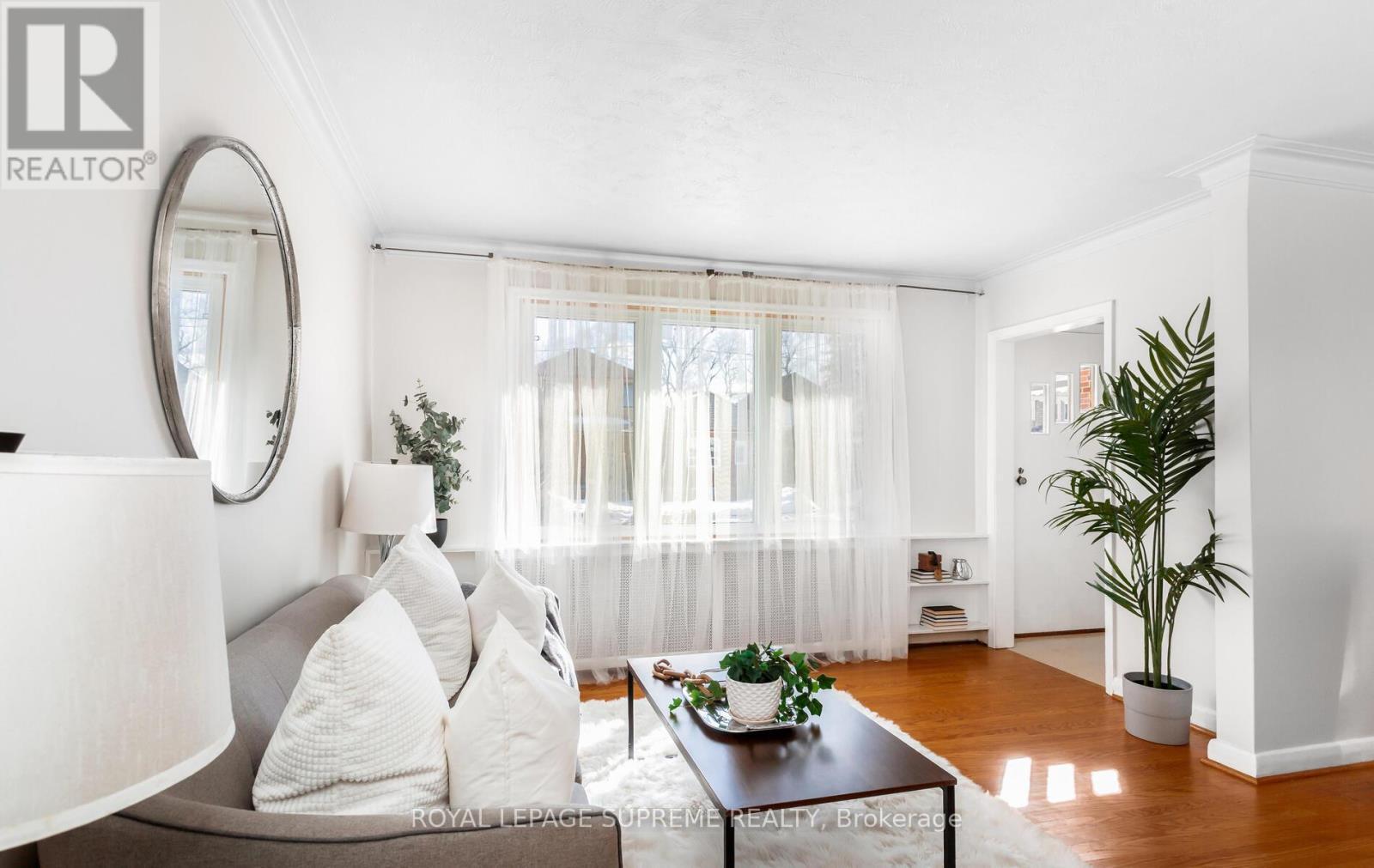14 East Drive, Toronto, ON - Indoor Photo Showing Living Room