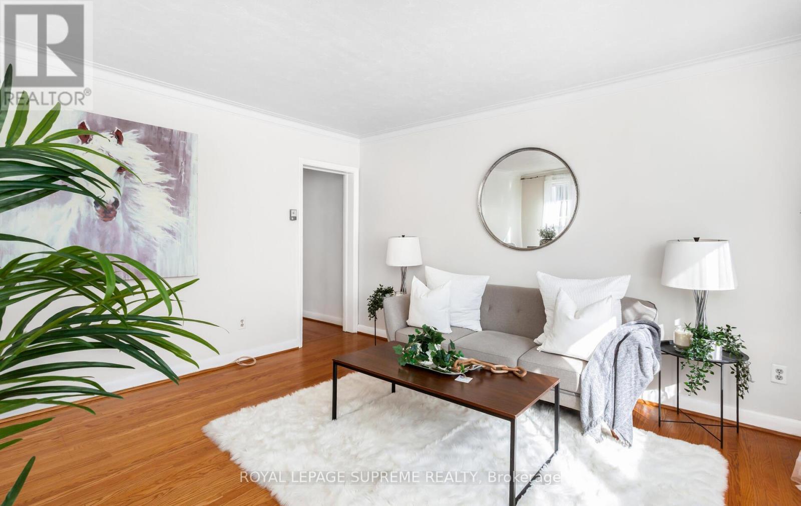 14 East Drive, Toronto, ON - Indoor Photo Showing Living Room