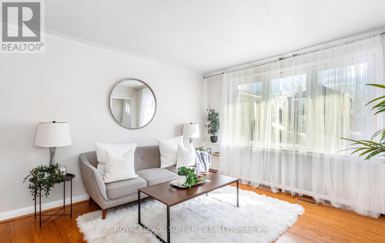 14 East Drive, Toronto, ON - Indoor Photo Showing Living Room