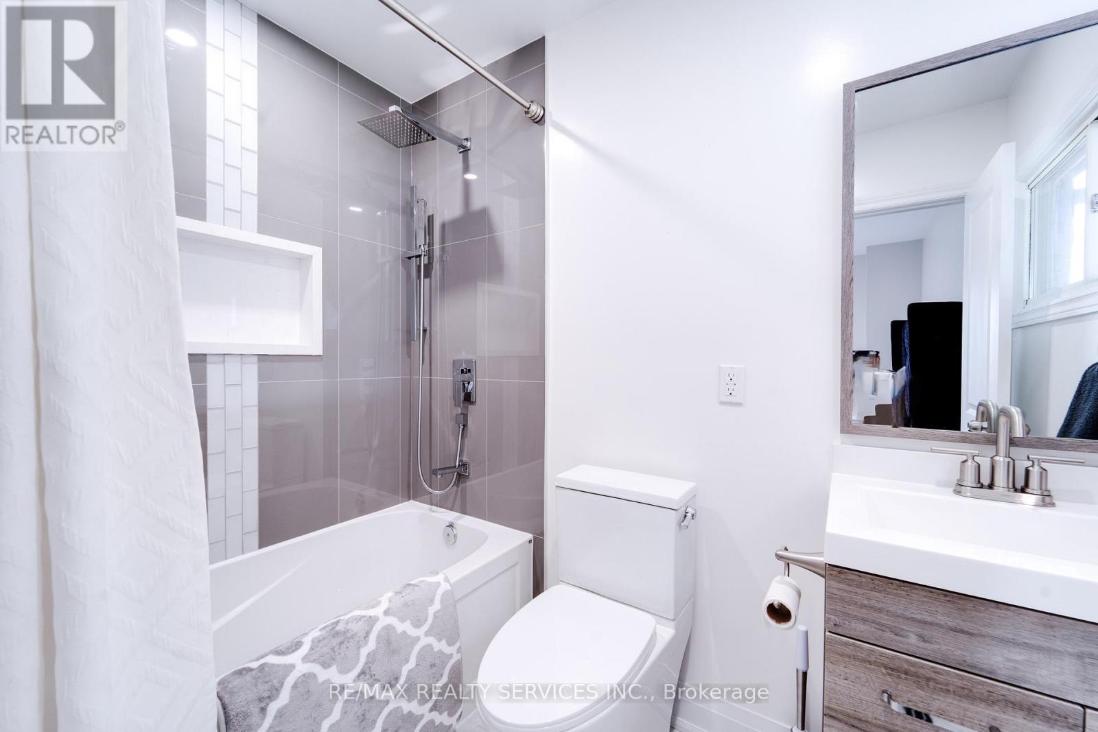 885 Glen Cedar Drive, Selwyn, ON - Indoor Photo Showing Bathroom
