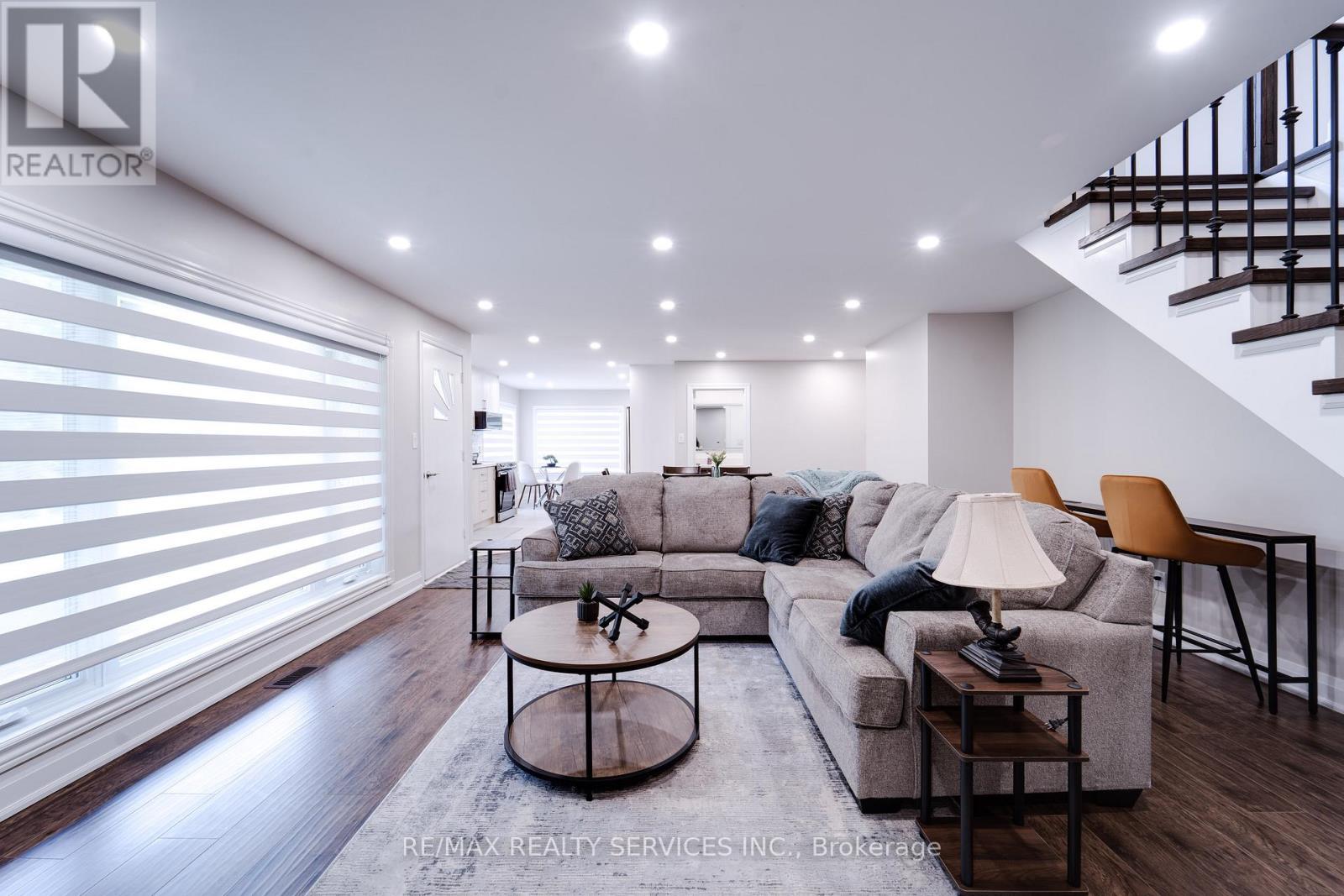 885 Glen Cedar Drive, Selwyn, ON - Indoor Photo Showing Living Room
