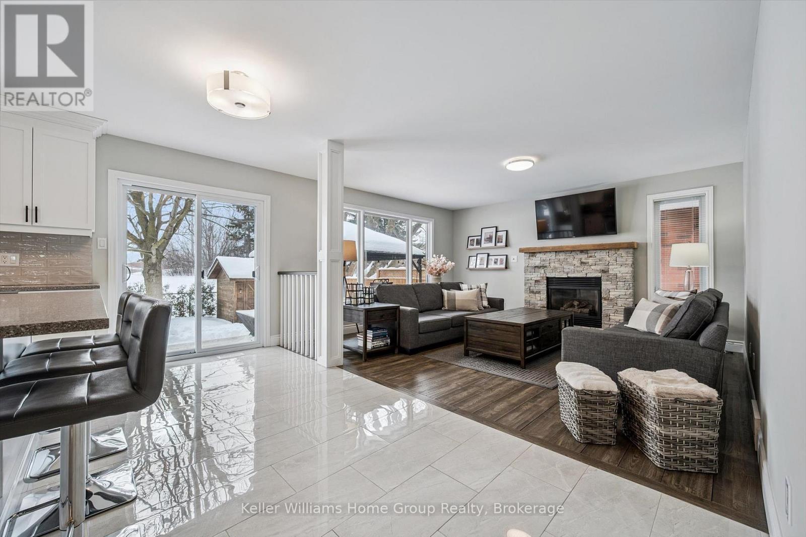 126 Municipal Street, Guelph (Dovercliffe Park/Old University), ON - Indoor Photo Showing Living Room With Fireplace
