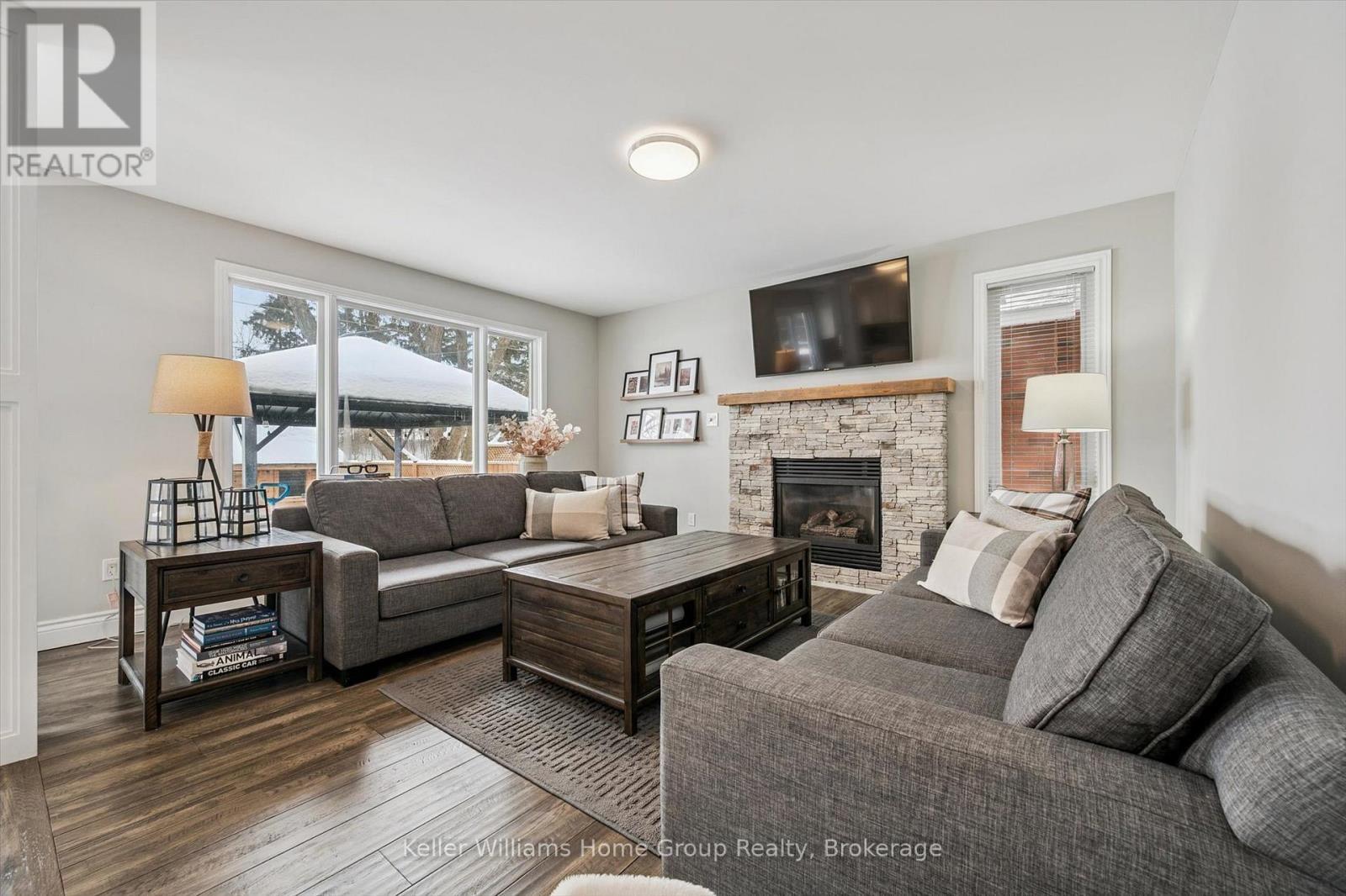 126 Municipal Street, Guelph (Dovercliffe Park/Old University), ON - Indoor Photo Showing Living Room With Fireplace