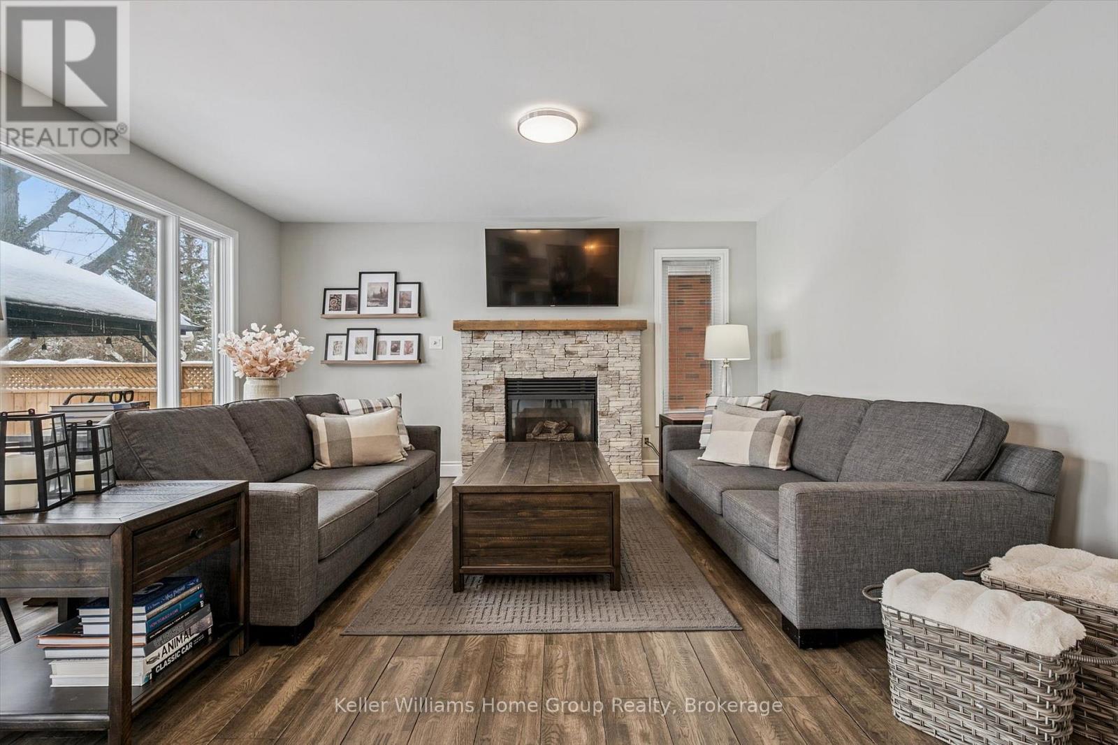 126 Municipal Street, Guelph (Dovercliffe Park/Old University), ON - Indoor Photo Showing Living Room With Fireplace
