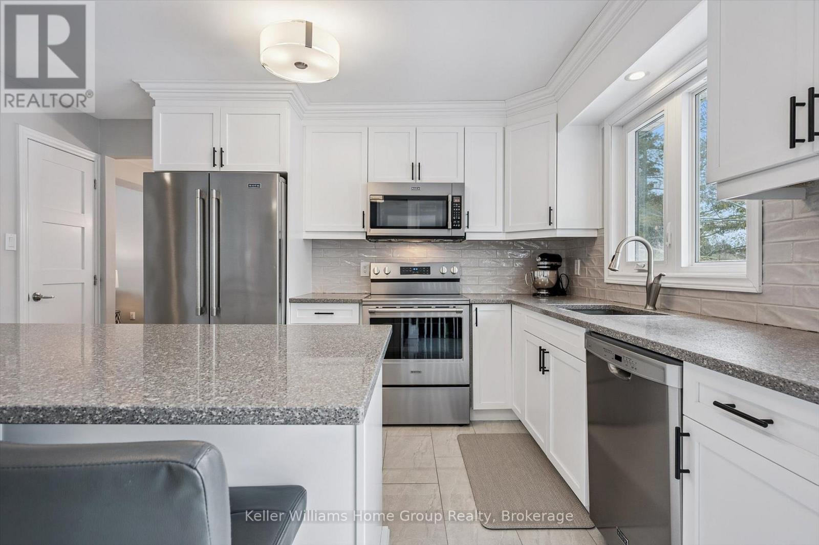 126 Municipal Street, Guelph (Dovercliffe Park/Old University), ON - Indoor Photo Showing Kitchen With Upgraded Kitchen