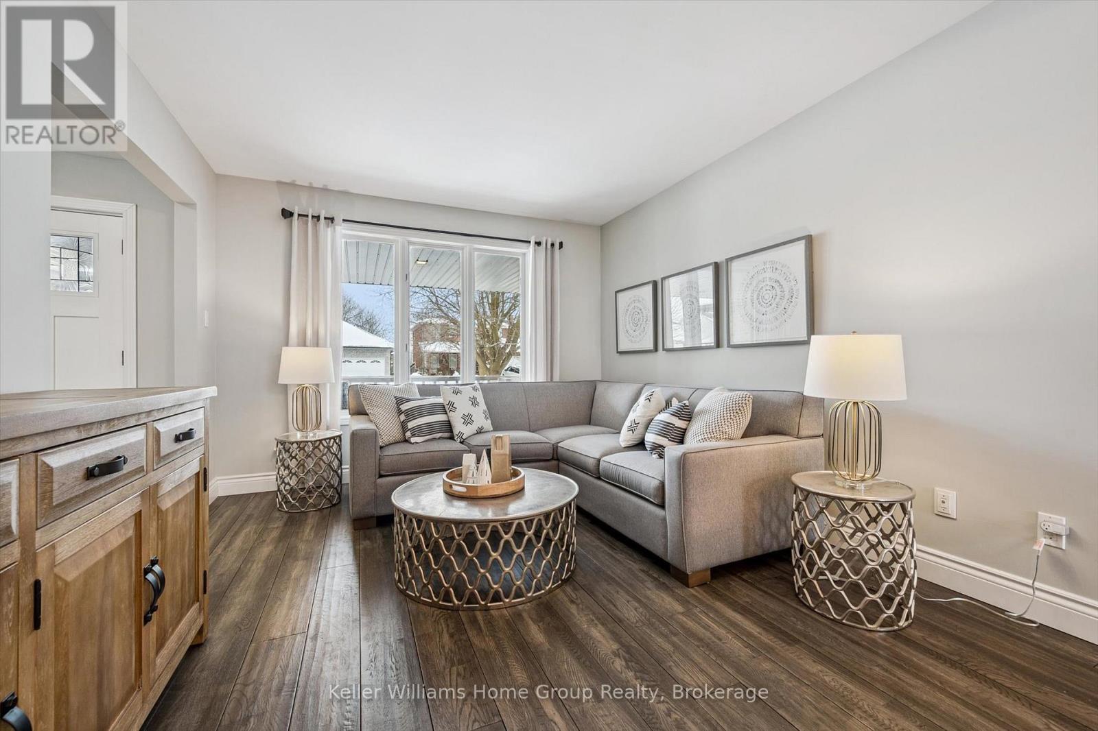 126 Municipal Street, Guelph (Dovercliffe Park/Old University), ON - Indoor Photo Showing Living Room