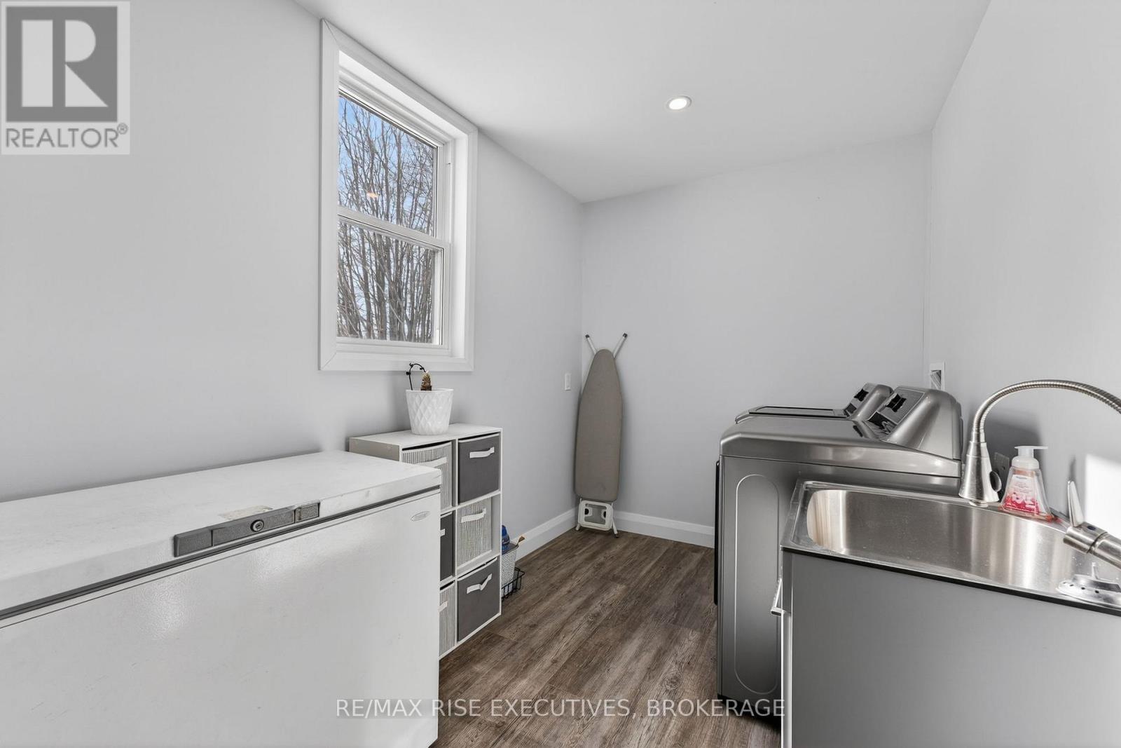 1580B Wagerville Road, Frontenac (Frontenac Centre), ON - Indoor Photo Showing Laundry Room