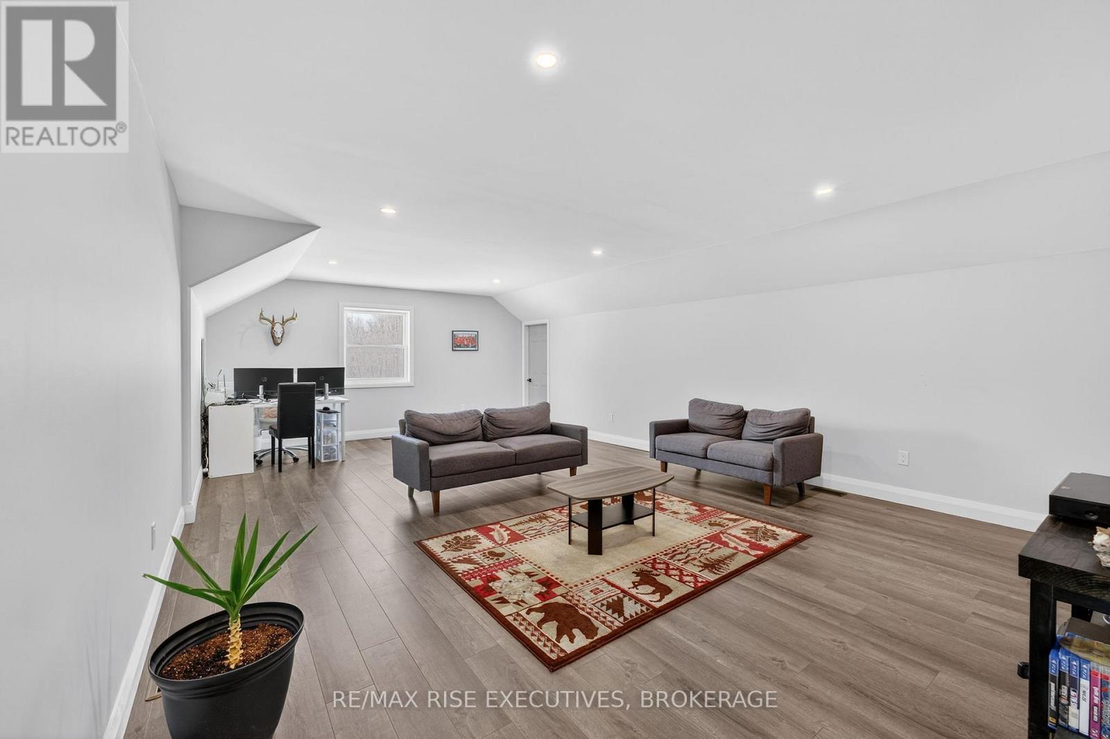 1580B Wagerville Road, Frontenac (Frontenac Centre), ON - Indoor Photo Showing Living Room