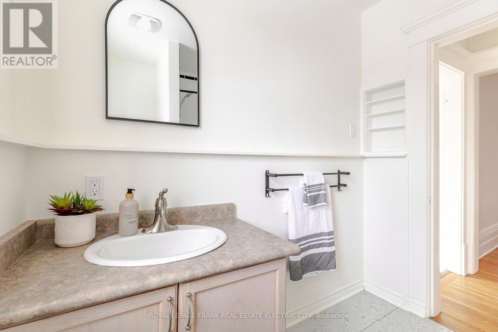 497 Gilmour Street, Peterborough (Town Ward 3), ON - Indoor Photo Showing Bathroom