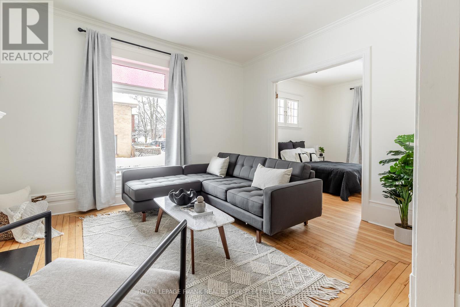 497 Gilmour Street, Peterborough (Town Ward 3), ON - Indoor Photo Showing Living Room