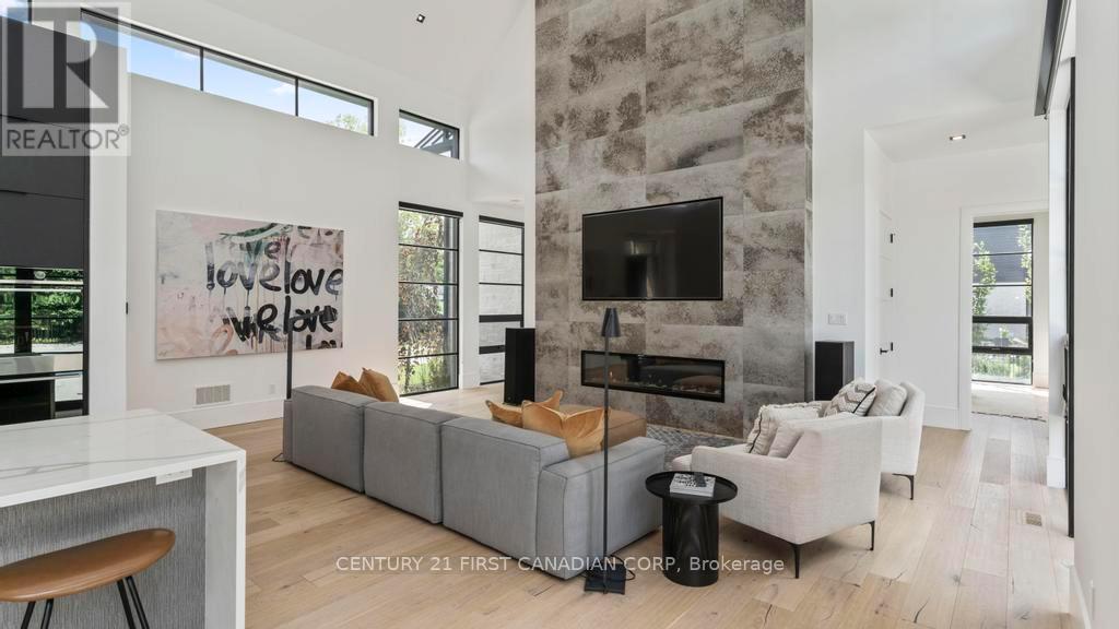 3819 Deer Trail, London South (South V), ON - Indoor Photo Showing Living Room With Fireplace