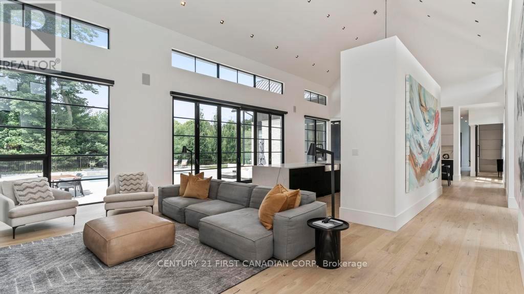 3819 Deer Trail, London South (South V), ON - Indoor Photo Showing Living Room