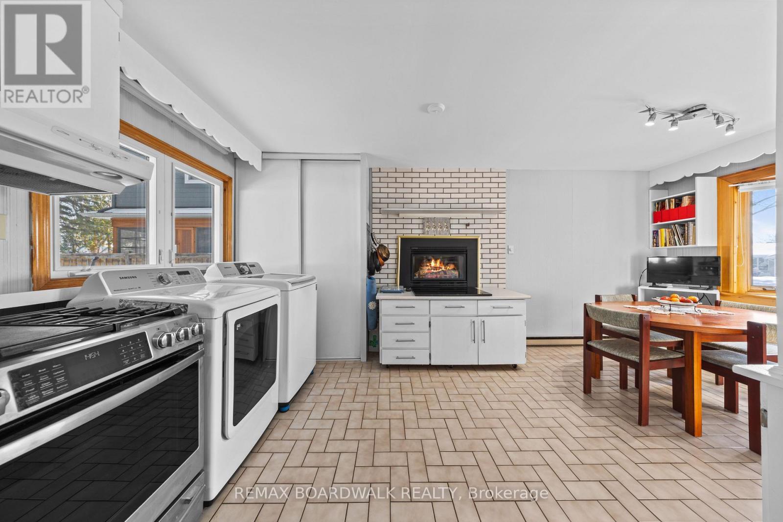 Kitchen/Eating Area - 961 Kingsmere Avenue, Ottawa, ON - Indoor Photo Showing Kitchen