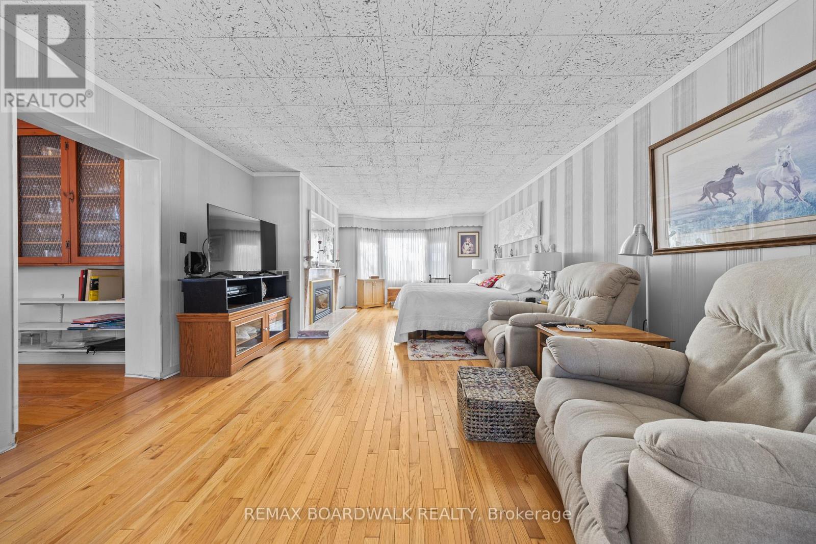Main Level Primary Bedroom - 961 Kingsmere Avenue, Ottawa, ON - Indoor Photo Showing Living Room
