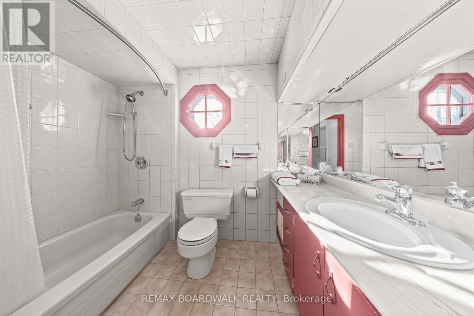 Upstairs Full Bath - 961 Kingsmere Avenue, Ottawa, ON - Indoor Photo Showing Bathroom