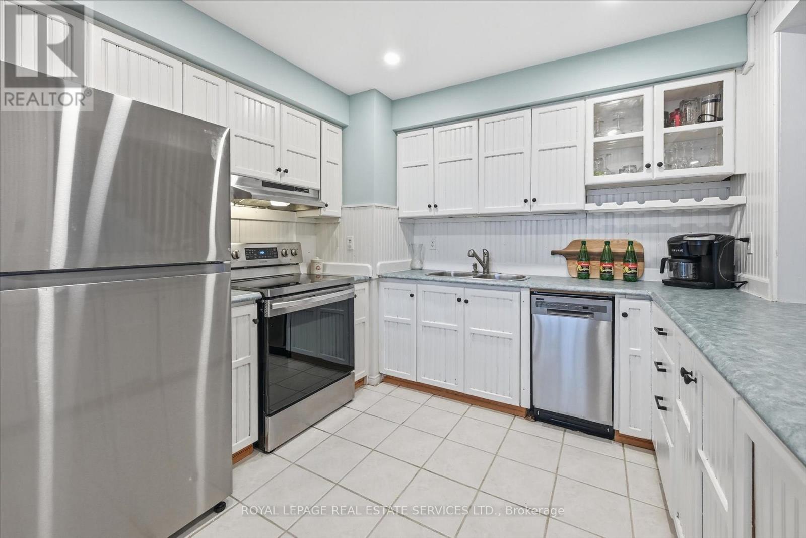 The Kitchen Offers an Abundance of White Cabinetry - 51 - 26 Moss Boulevard, Hamilton, ON - Indoor Photo Showing Kitchen With Stainless Steel Kitchen