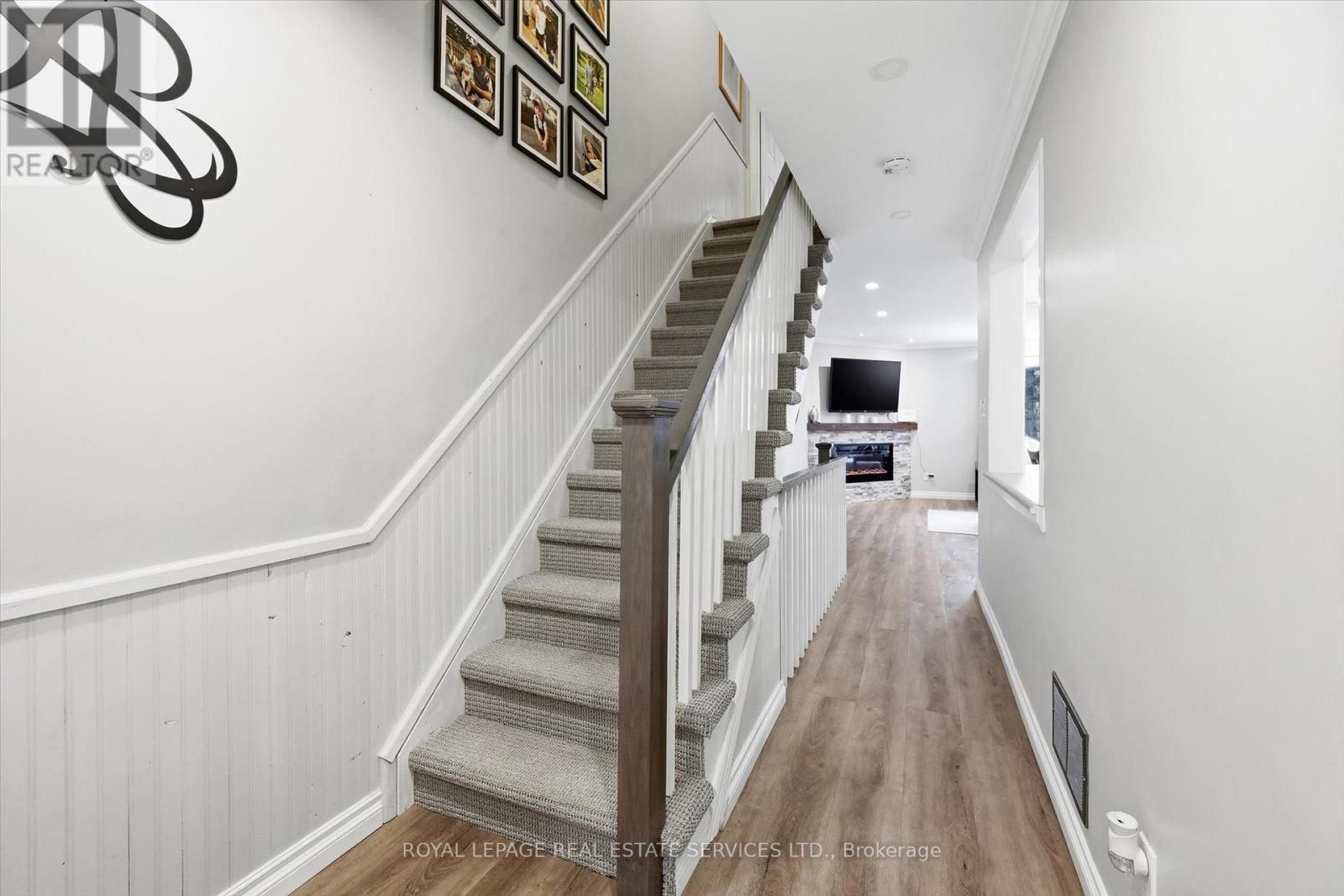 New Handrail, Pickets & Berber Brdlm. on Staircase - 51 - 26 Moss Boulevard, Hamilton, ON - Indoor Photo Showing Other Room